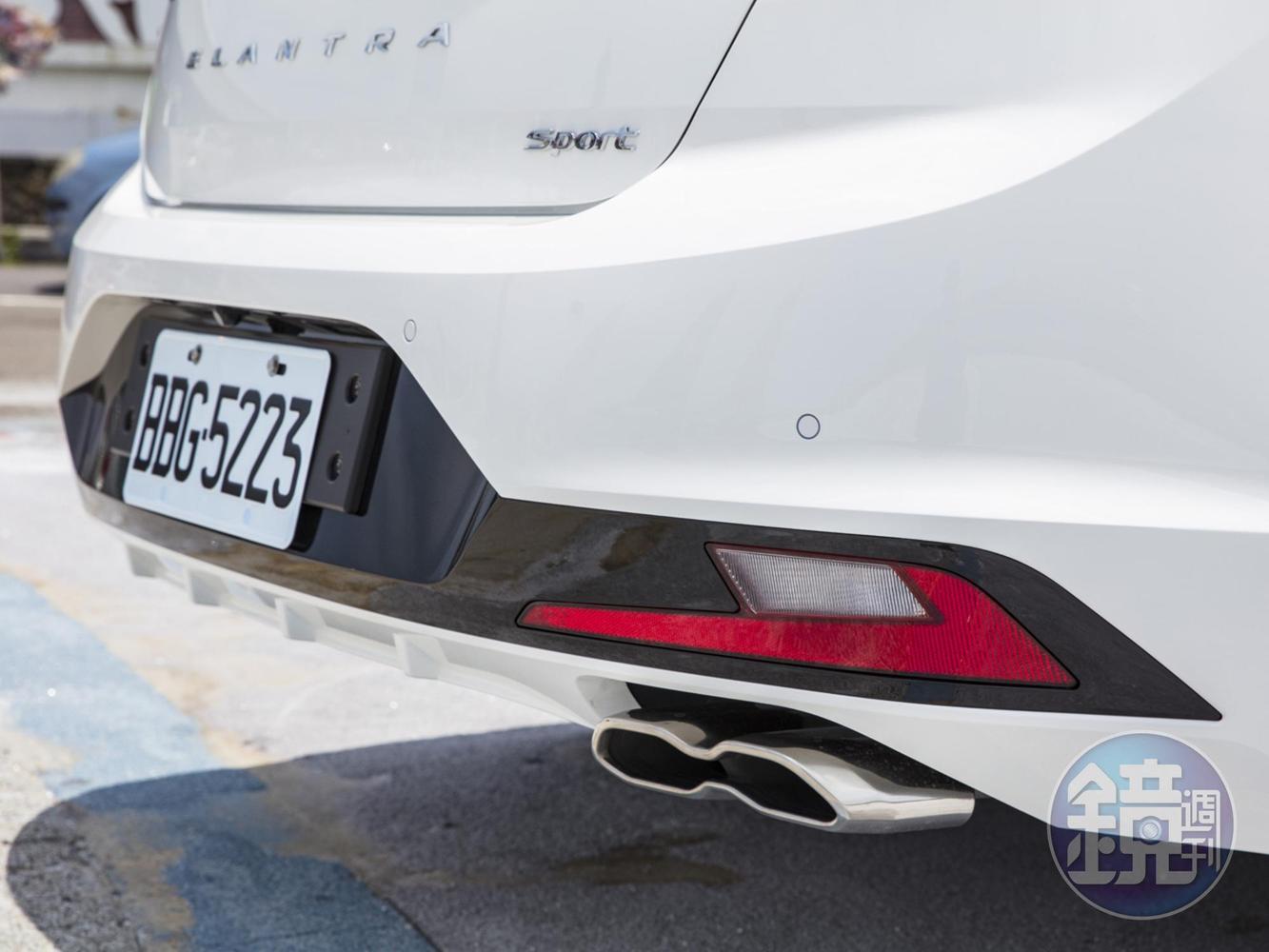 Elantra Sport專屬雙出菱型尾飾管。