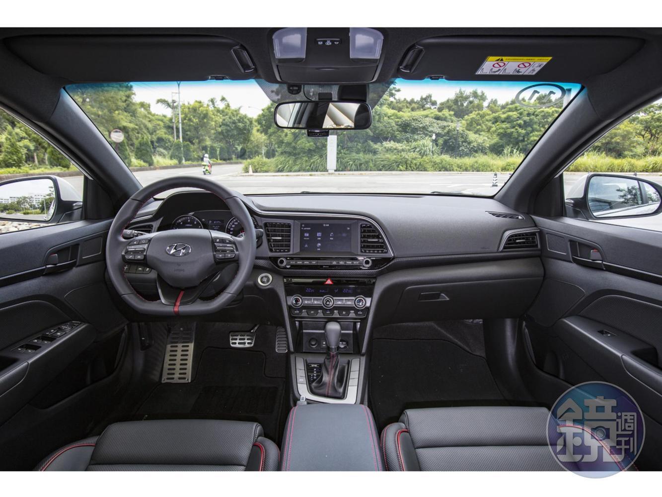 Elantra Sport極速版講求戰鬥化的車室內裝，可以看到大量的紅色車縫線點綴。