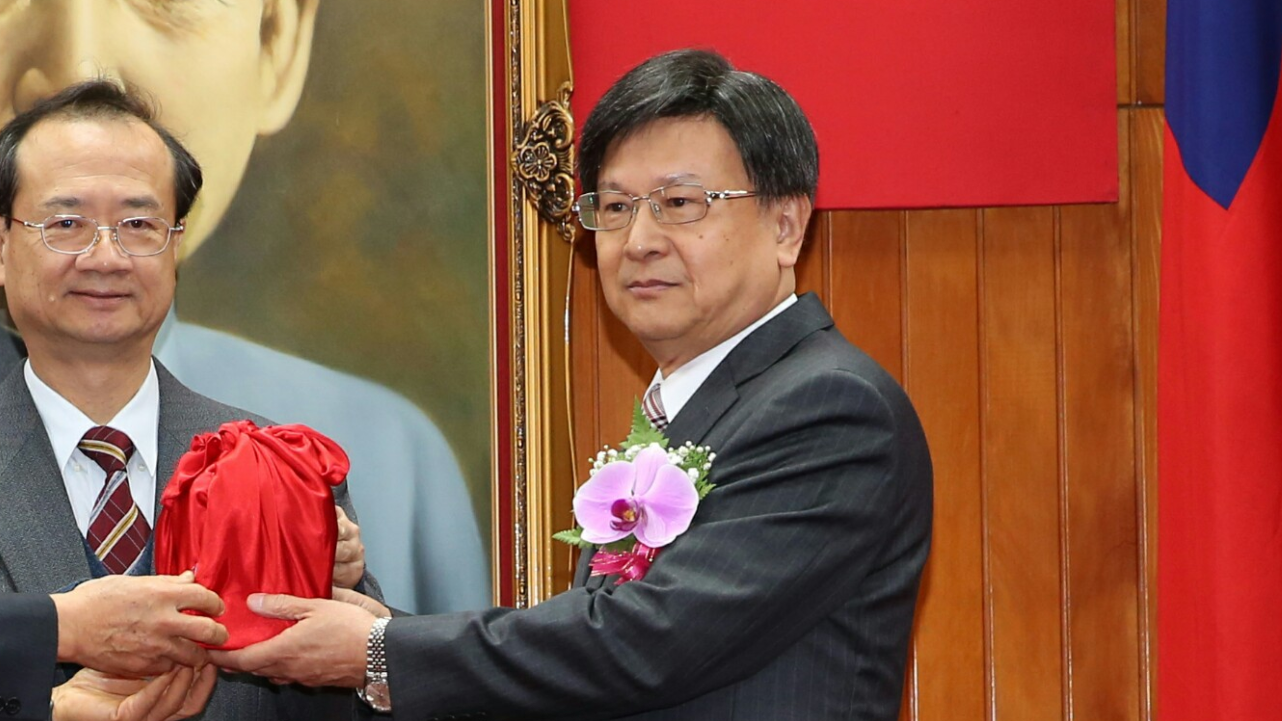 公懲會委員長石木欽（右）遭檢舉涉關說及當財團法律顧問，遭調查後請辭。