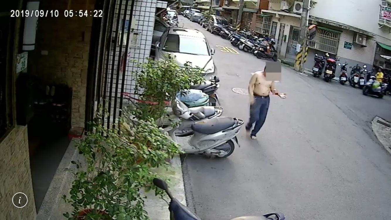 林男上半身赤裸，全身是傷，鮮血直流地逃出地下套房後倒地。（翻攝畫面）