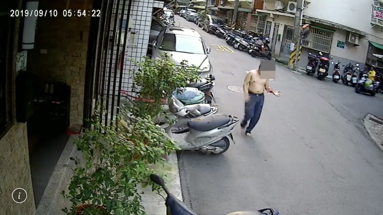 林男上半身赤裸，全身是傷，鮮血直流地逃出地下套房後倒地。（翻攝畫面）