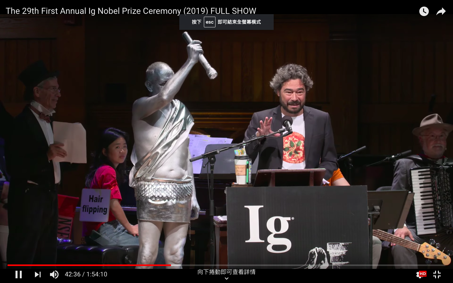 義大利科學家穿著披薩tshirt上台領獎，並擁護義大利的道地臘腸披薩。（截自Improbable Research）