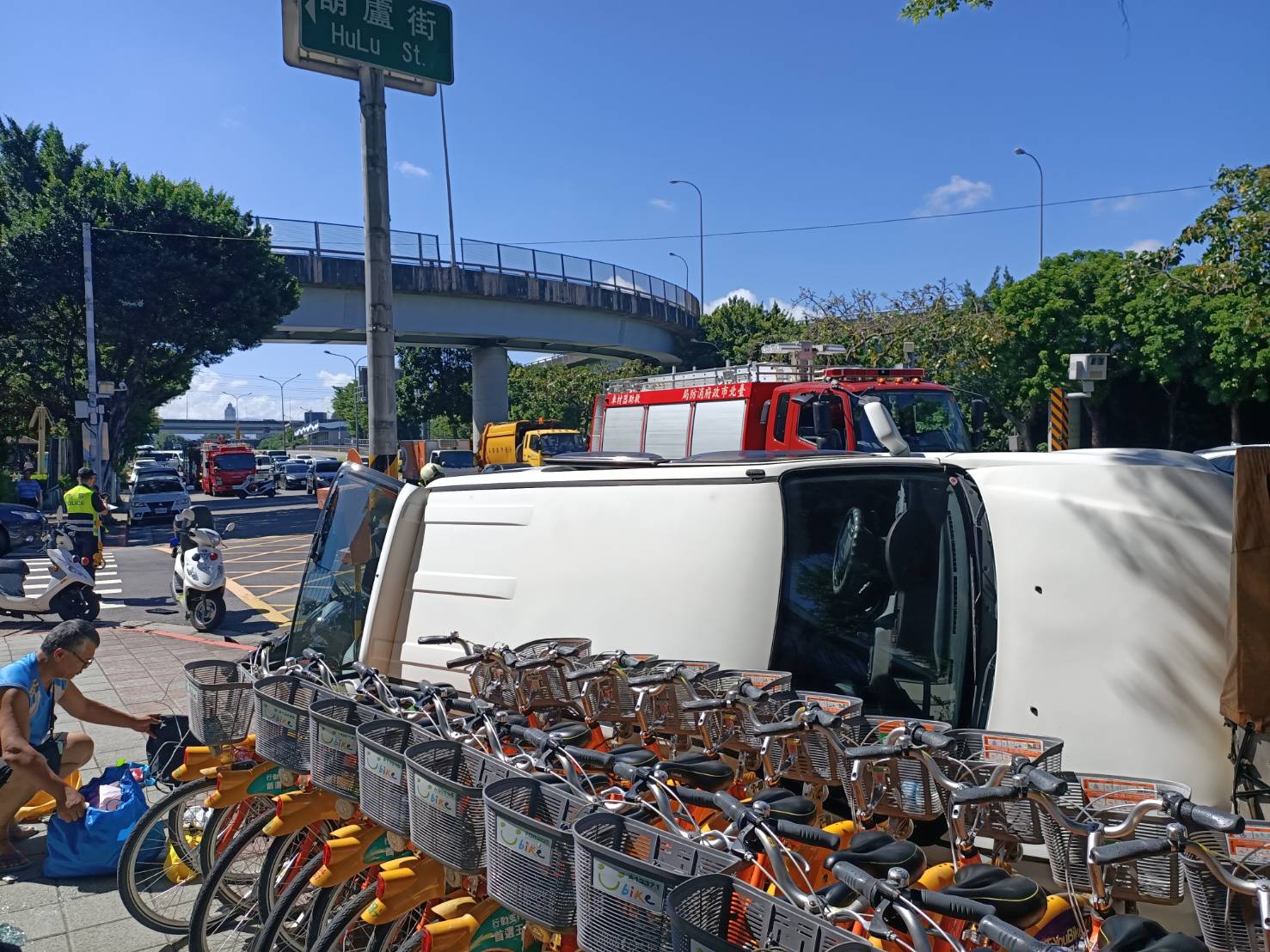 白色轎車駕駛自稱恍神追撞重機，造成重機騎士卡在車底，送醫急救仍宣告不治。（翻攝畫面