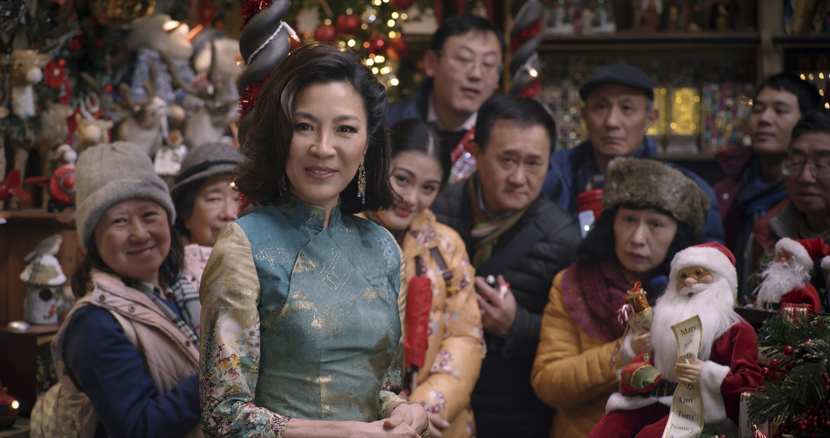 去年以「最佳準婆婆」形象氣勢力壓全場的楊紫瓊，扮演禮品店老闆娘依然霸氣滿分。（UIP提供）