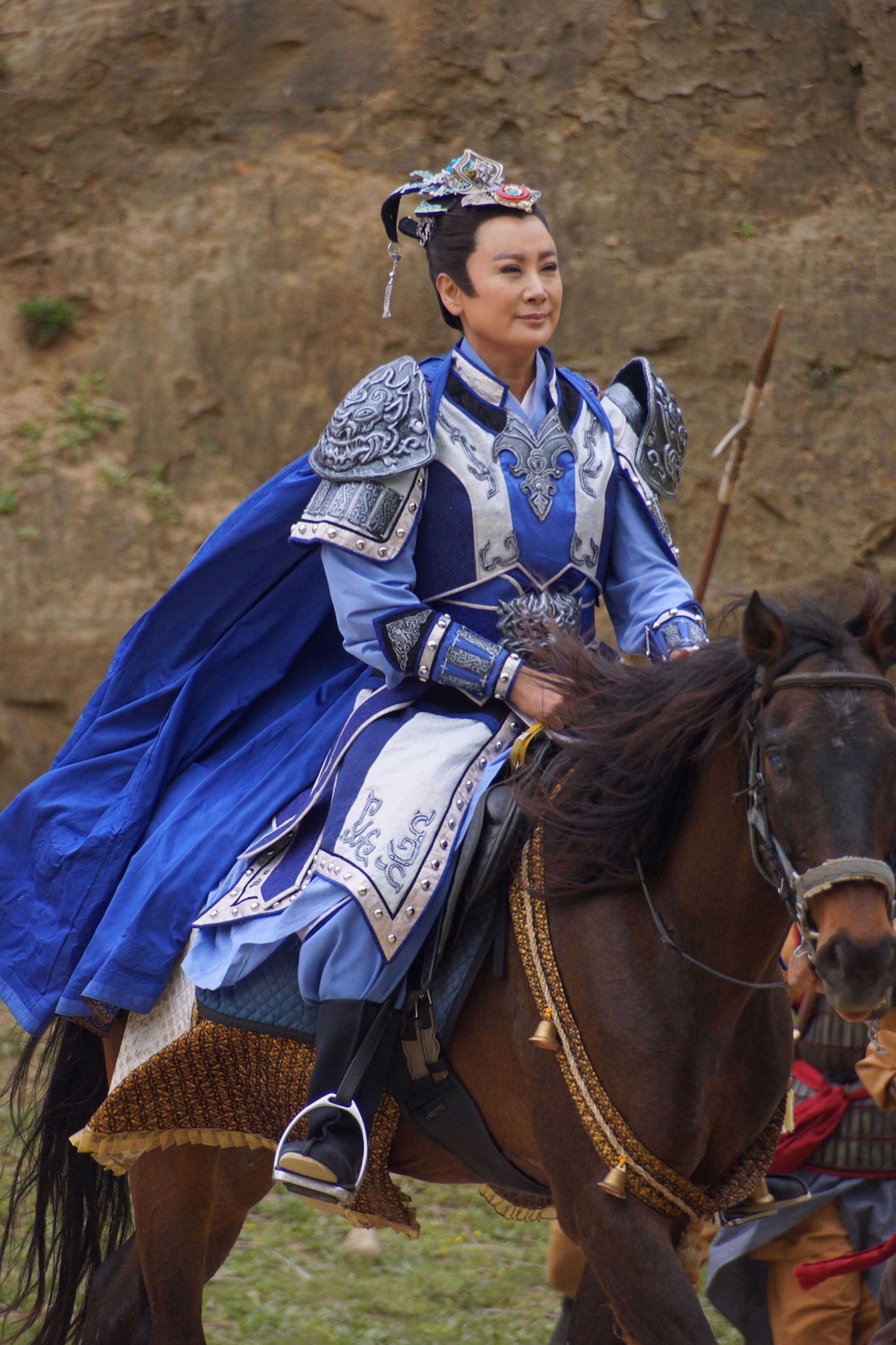 陳亞蘭拍戲騎的馬，就是之前把楊麗花摔下馬背的真凶，上馬前只能做好充分的準備。（麗生百合提供）