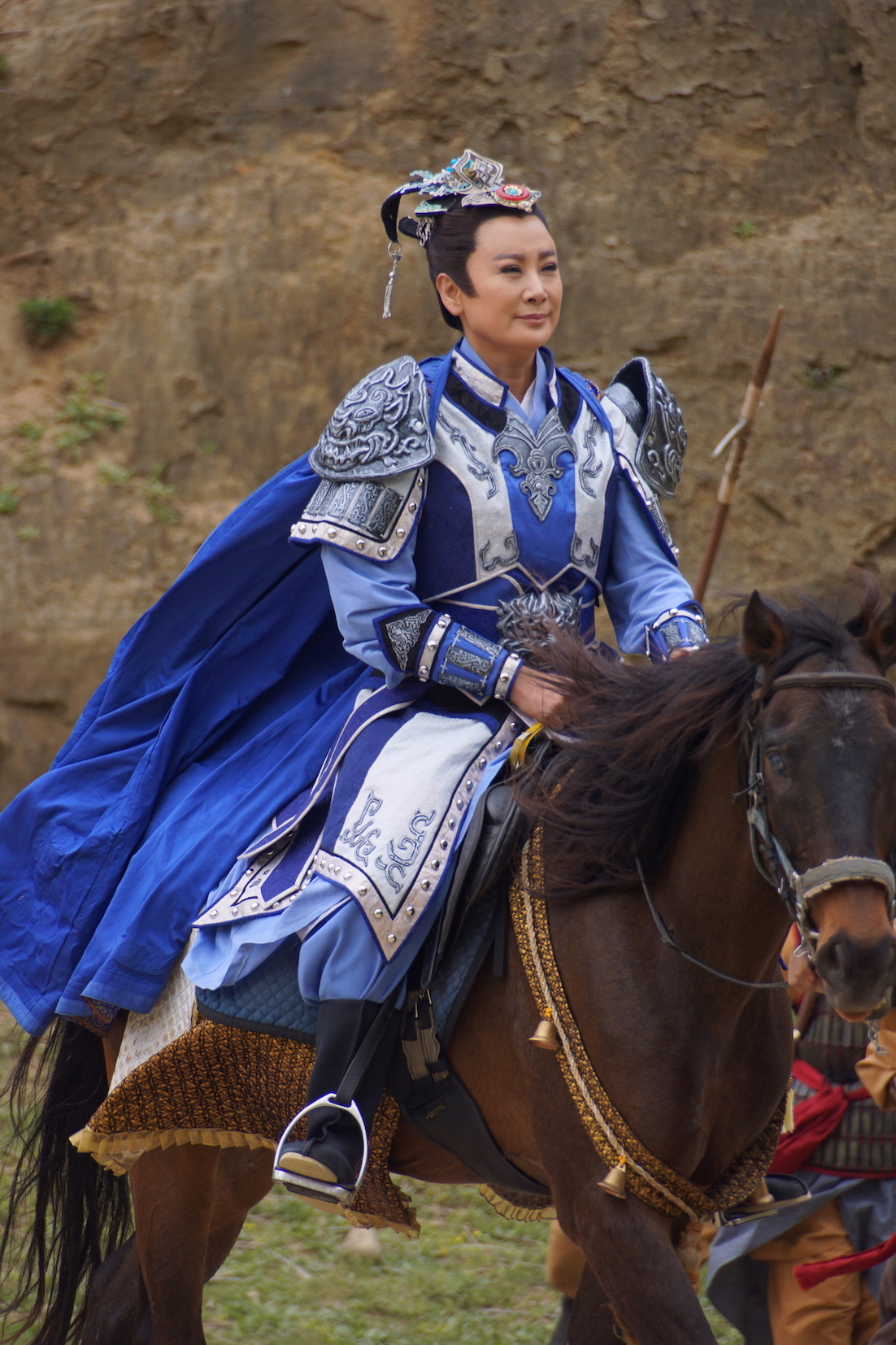 陳亞蘭拍戲騎的馬，就是之前把楊麗花摔下馬背的真凶，上馬前只能做好充分的準備。（麗生百合提供）