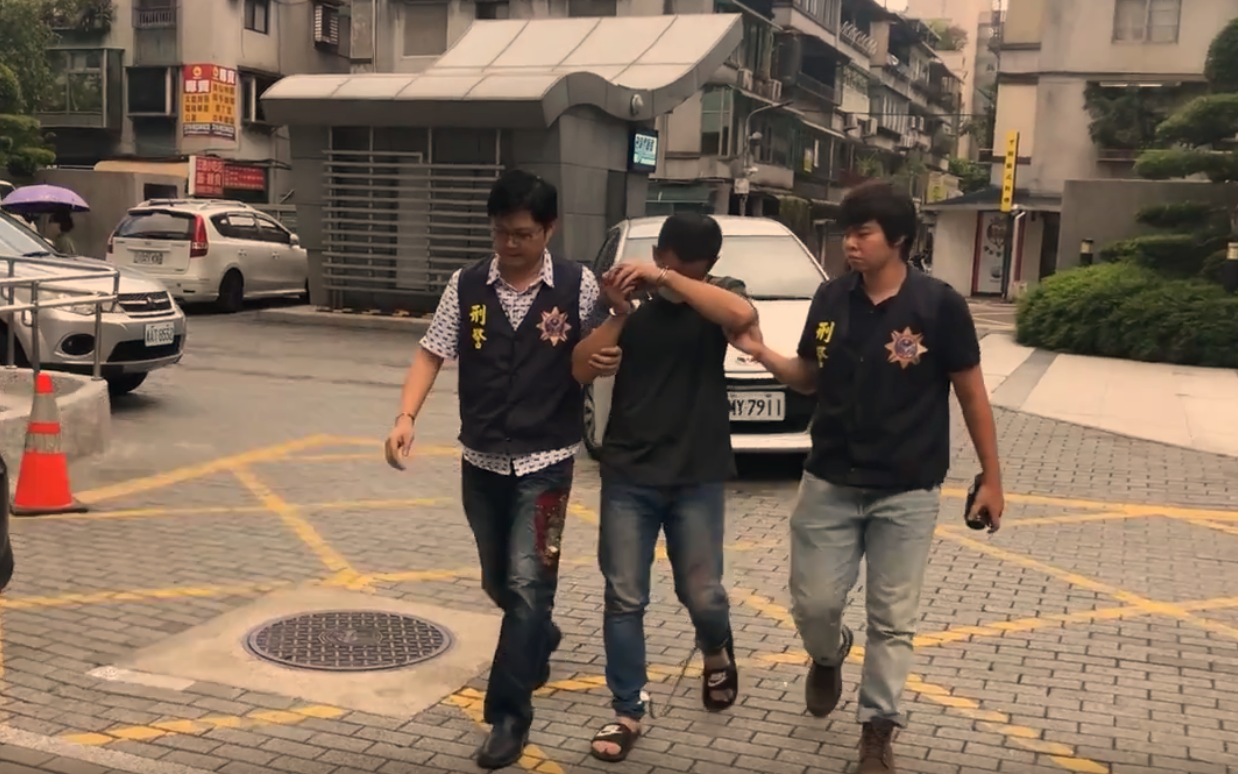 警方逮捕火力強大的風飛沙幫謝姓成員。(翻攝畫面)