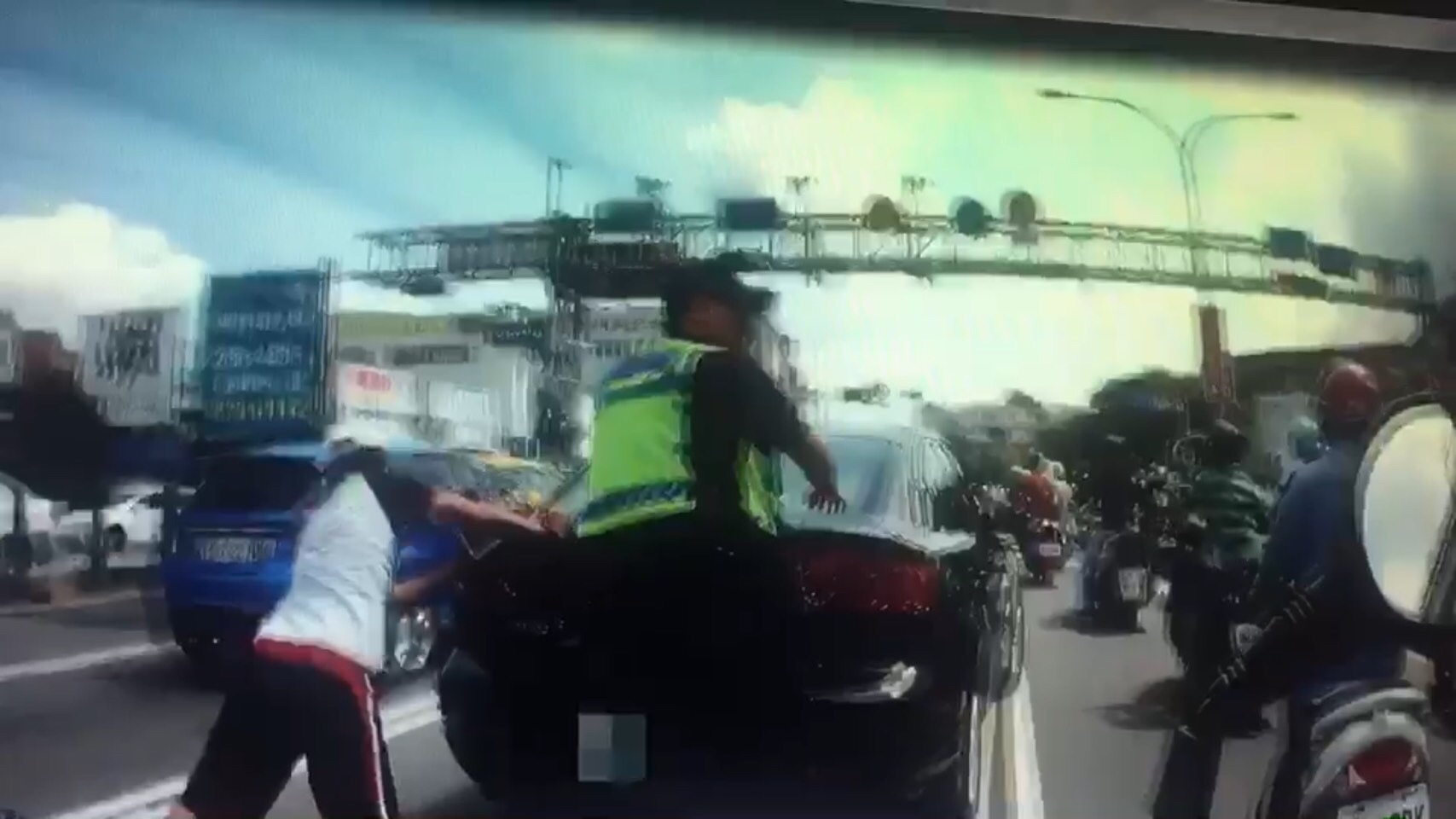 自小客車拋錨在民權大橋病卡在車陣中,內湖分局文德派出所所長與民眾徒手合力推動車輛。(翻攝畫面)