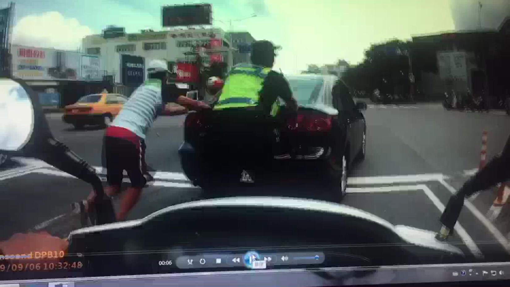 警方與民眾順利排除故障車輛至路邊停放。(翻攝畫面)