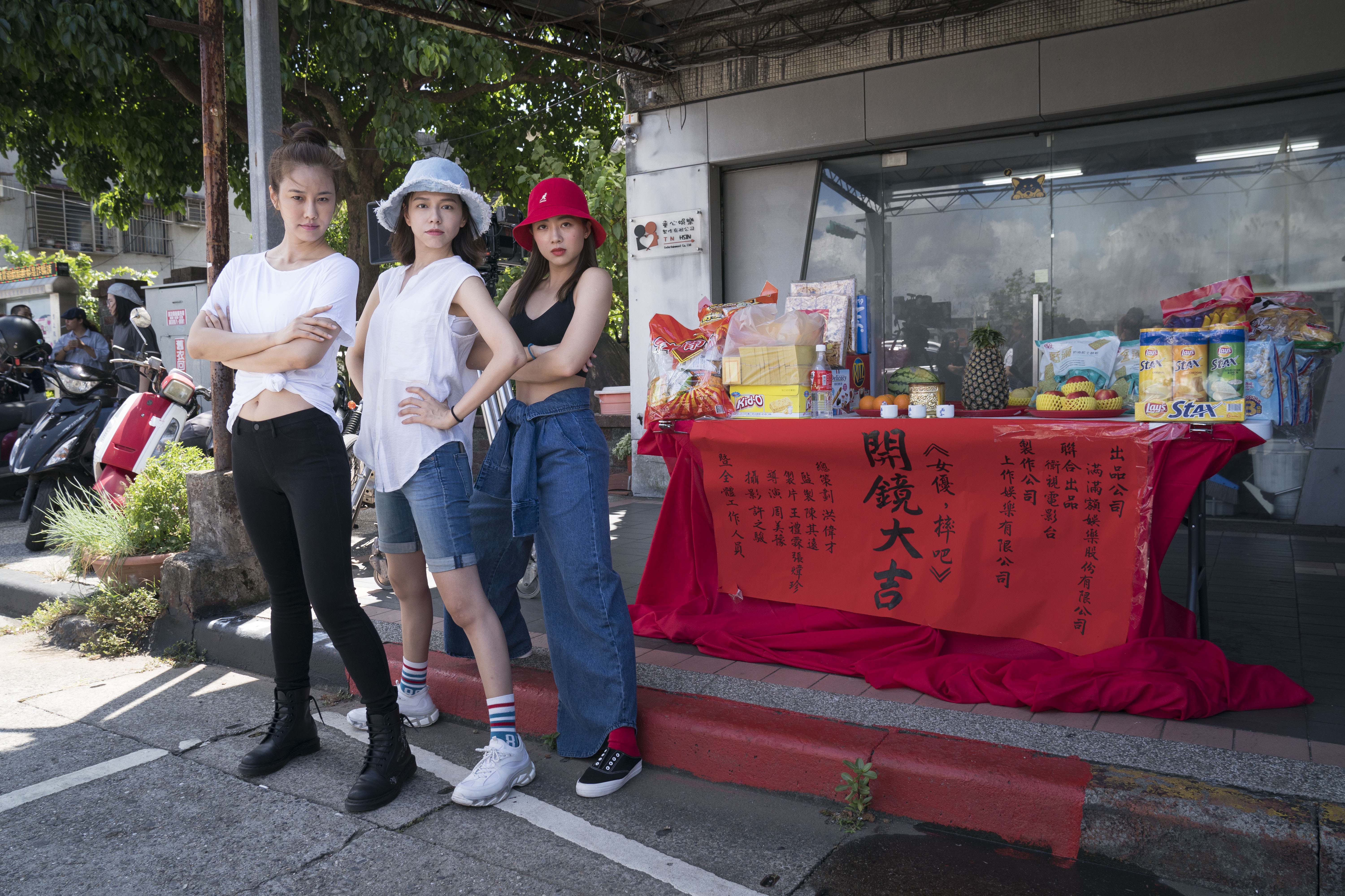 黃心娣（左起）、夏于喬、鬼鬼，在《女優，摔吧！》挑戰需要耗費大量體力的摔角手角色。（滿滿額娛樂提供）