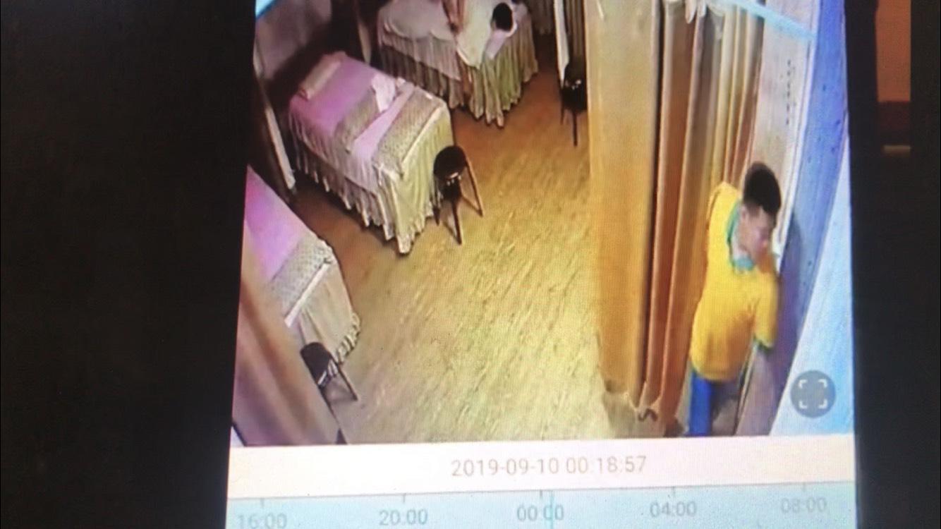 女大生花花和男友到養生按摩館消費,2人相隔1個布簾,卻遭越南籍阮性按摩師性侵得逞。(翻攝畫面)