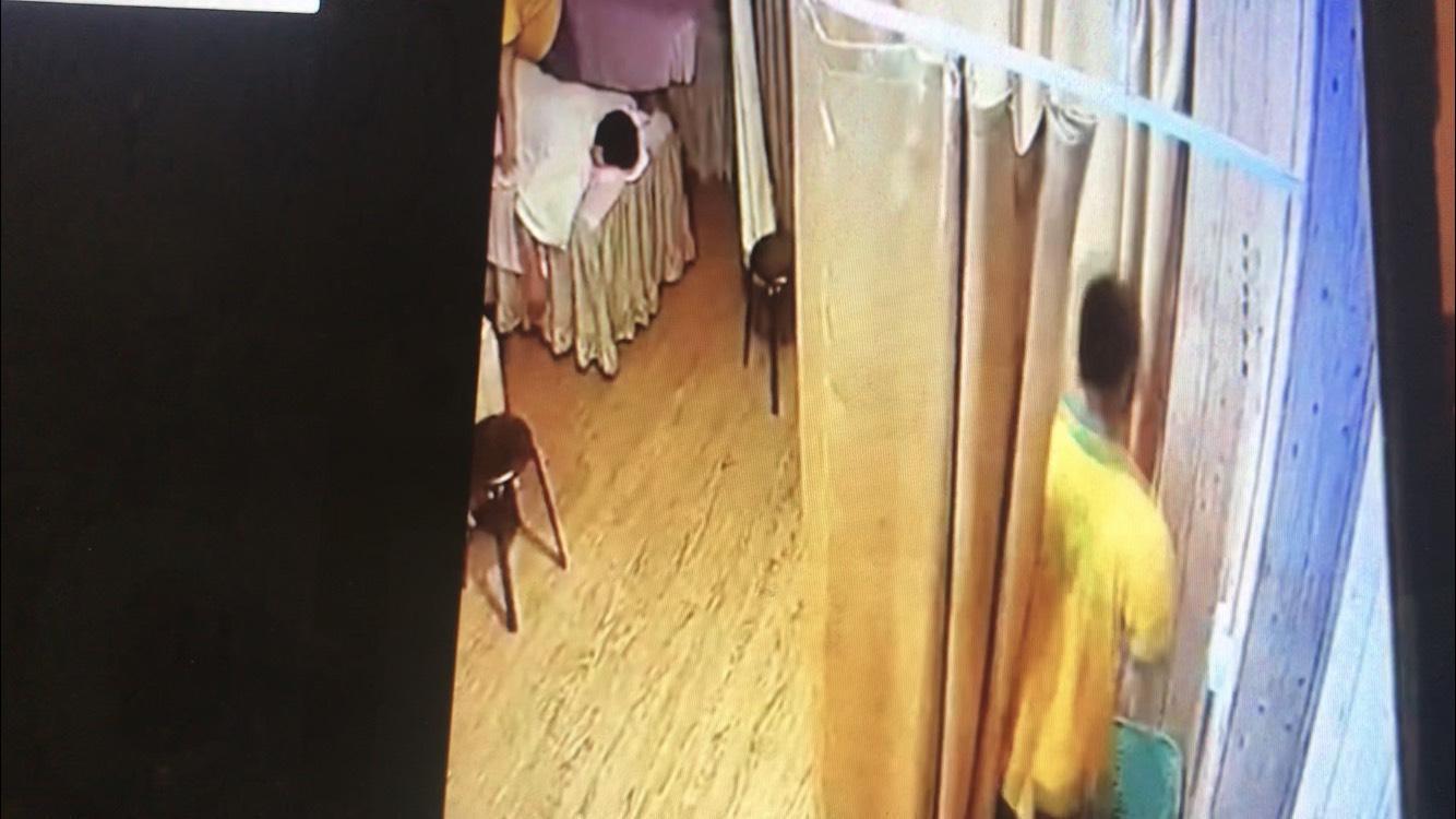 警方調查,性侵女大生的阮性按摩師為逃逸外勞,冒用台籍男子身份應徵按摩師,遭檢方依強制性交罪聲請羈押獲准。(翻攝畫面)