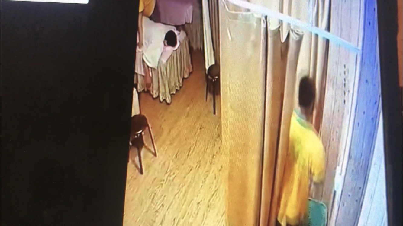 警方調查,性侵女大生的阮性按摩師為逃逸外勞,冒用台籍男子身份應徵按摩師,遭檢方依強制性交罪聲請羈押獲准。(翻攝畫面)