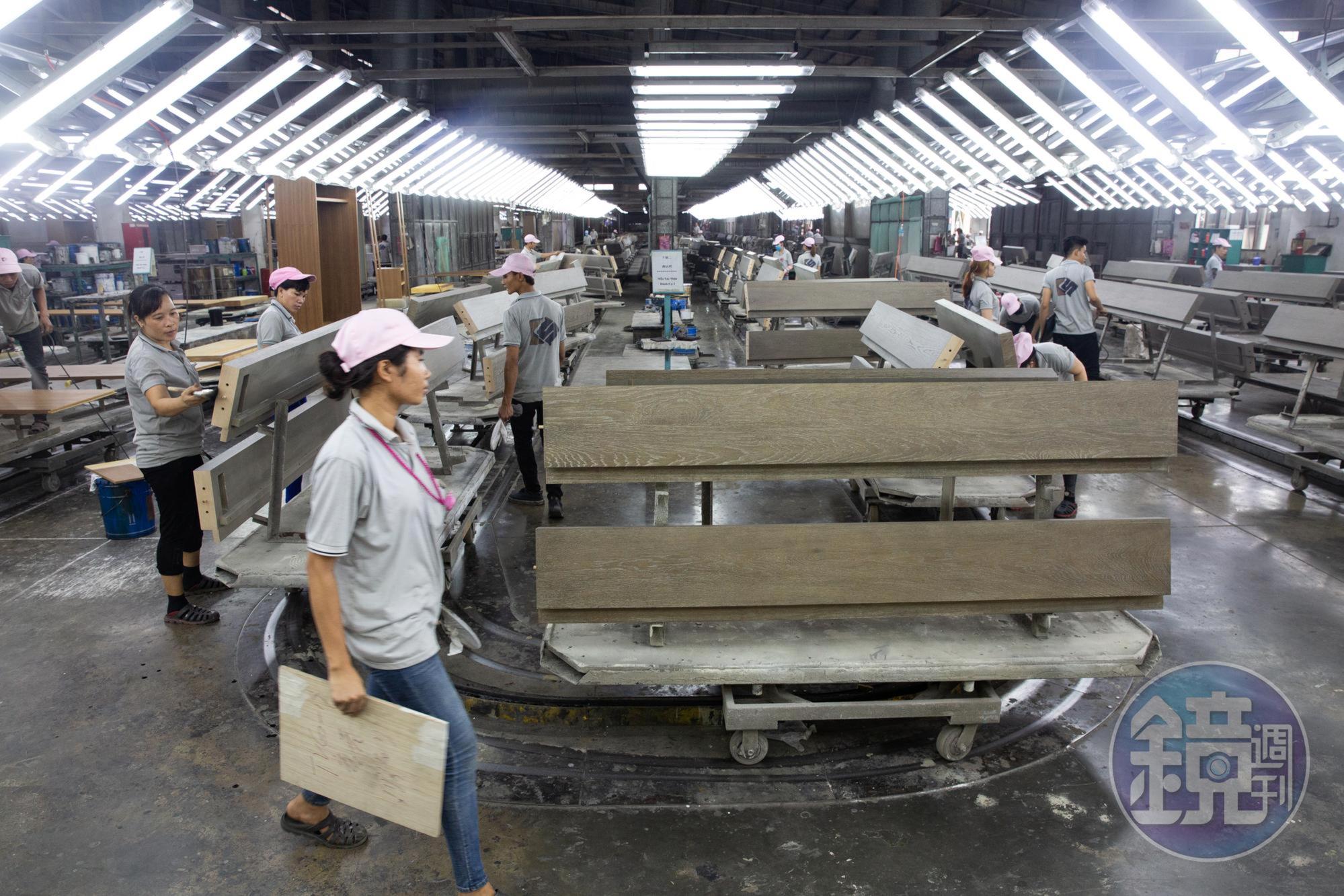 凱勝廠內有超過50台CNC（電腦化數位控制）加工機，平均4秒就可以產出一件家具。