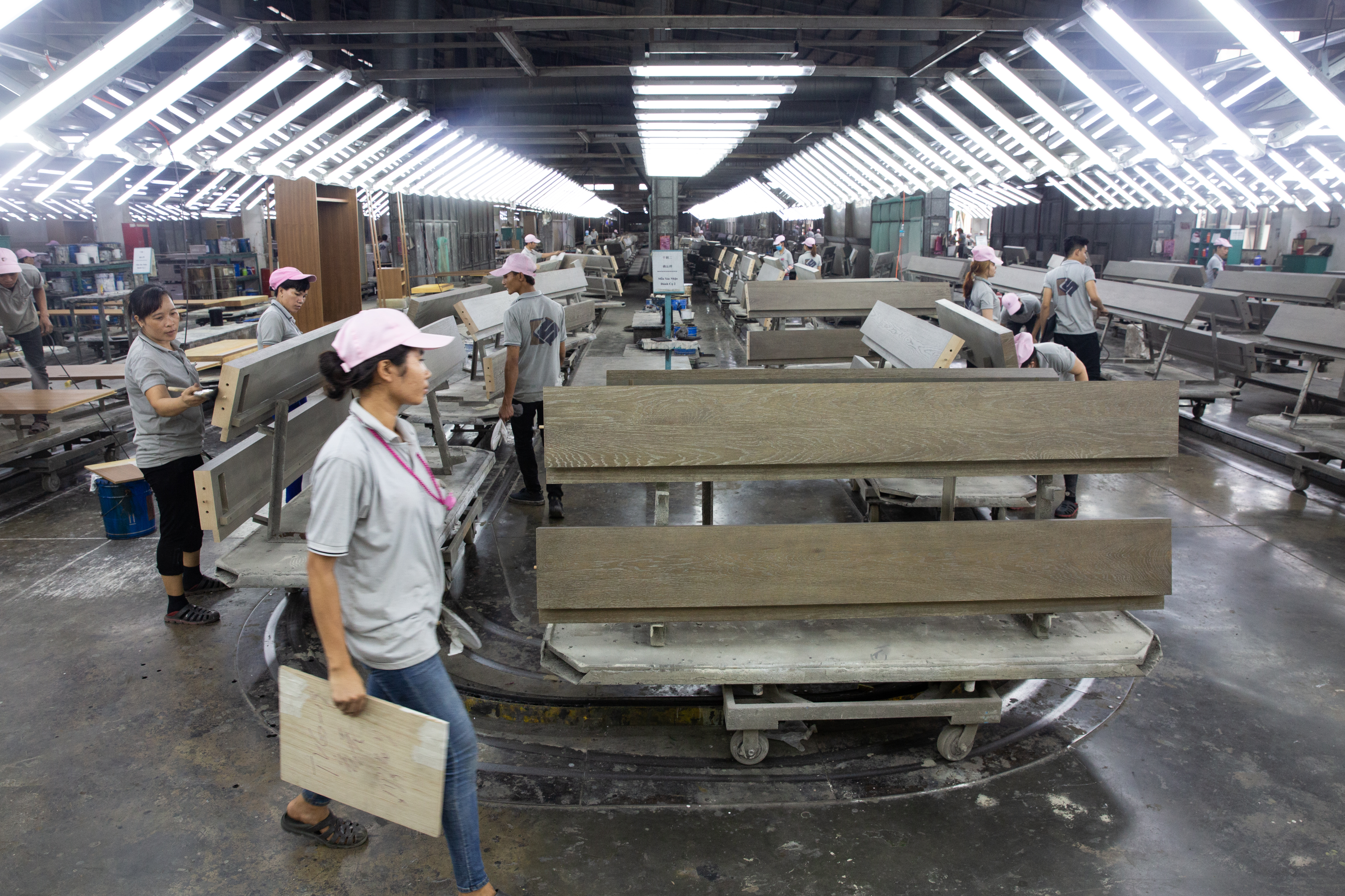 凱勝廠內有超過50台CNC（電腦化數位控制）加工機，平均4秒就可以產出一件家具。