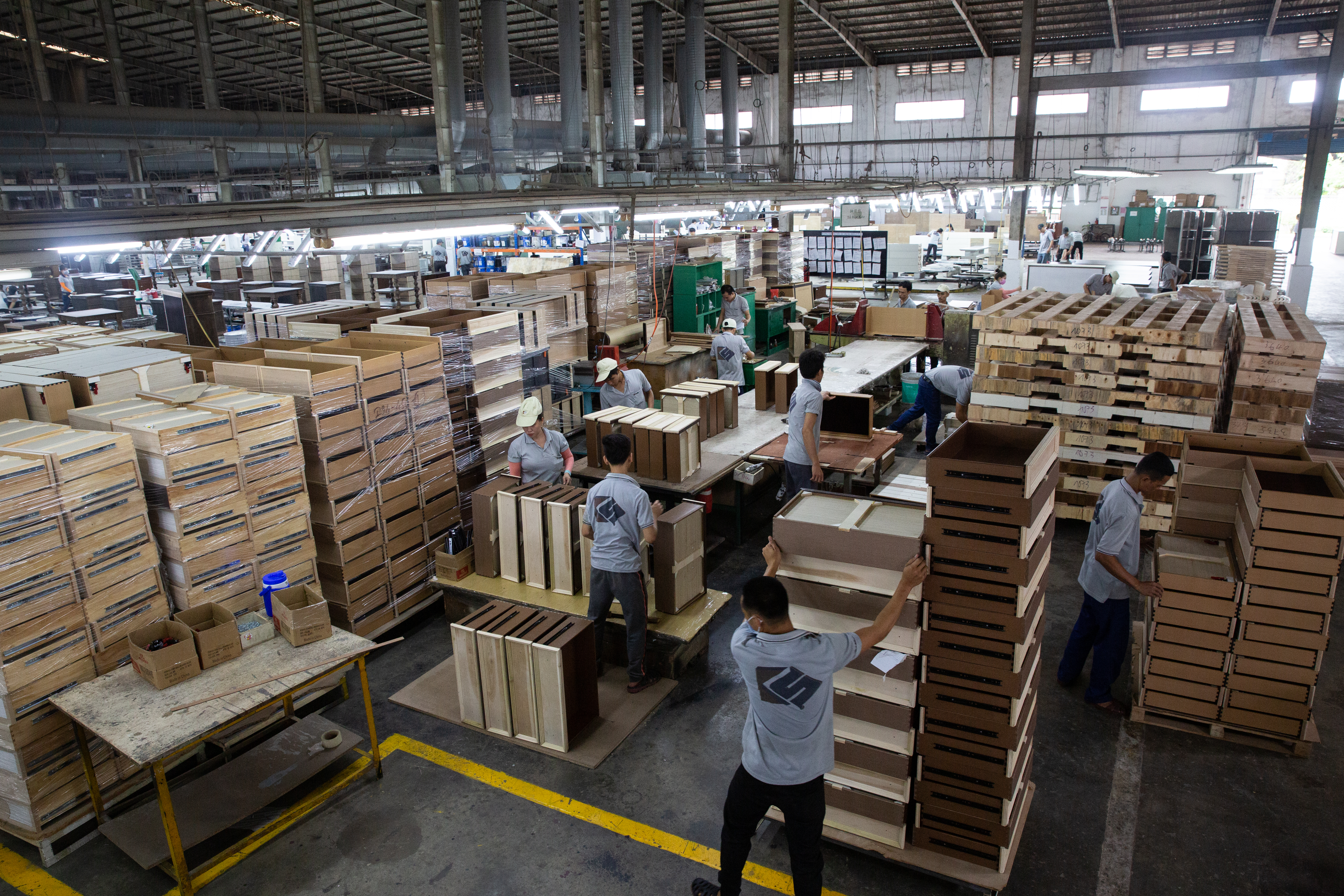 轉戰深圳，羅子文搭上美國家具廠大量轉單的好時機，員工數從70人成長到3千多人。