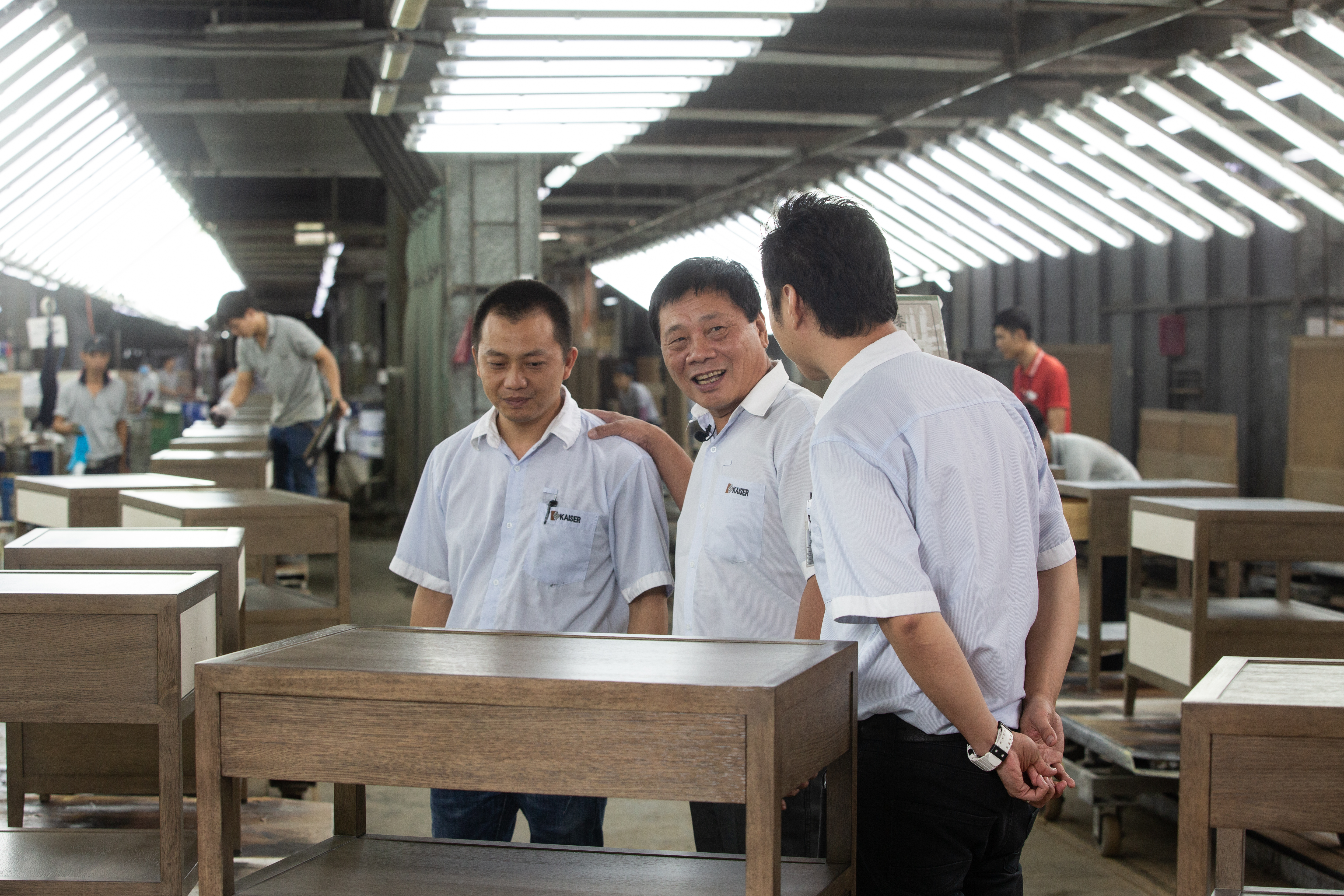 為了改善家計，羅子文（中）國中畢業後當過送報生、修車工人與木工學徒。