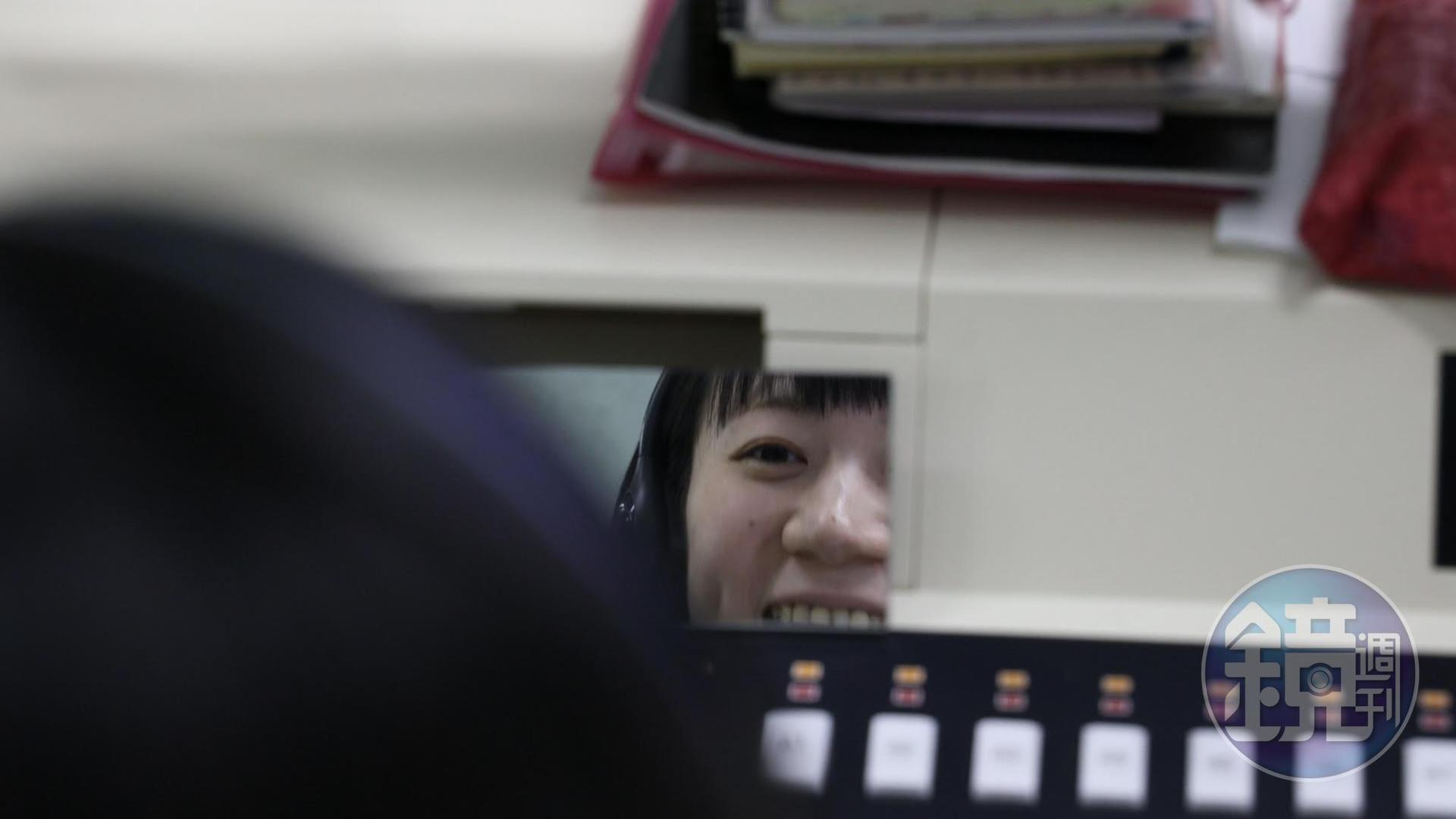 接線檯前都會擺著一面小鏡子，提醒工作人員臉部表情會影響說話語調。
