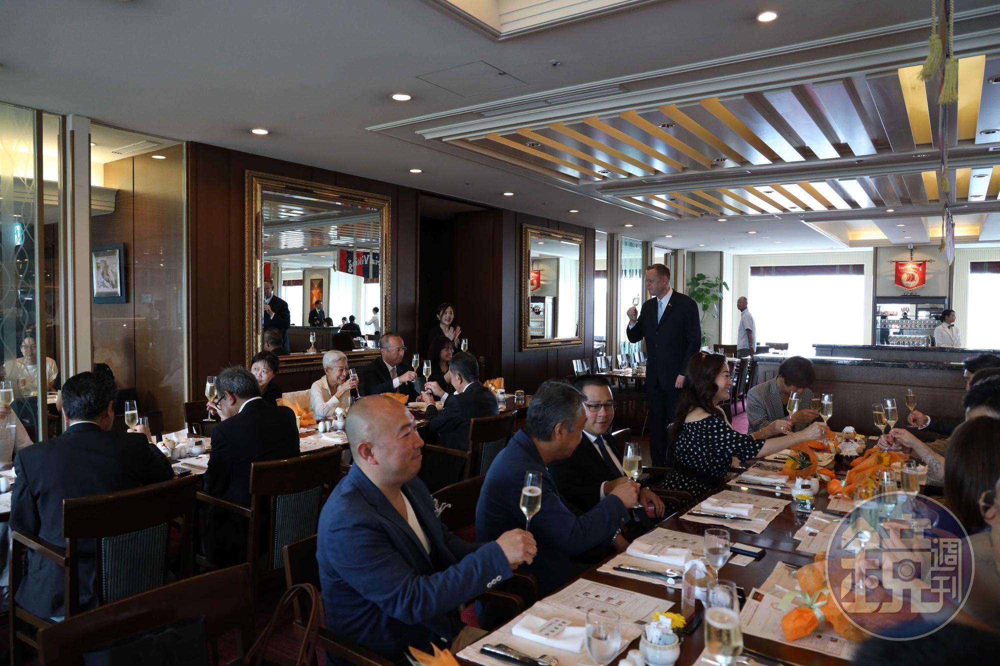 台北西華飯店在8月1日赴帝國飯店舉辦餐會，為西式自助餐廳「Viking Sal」慶生。