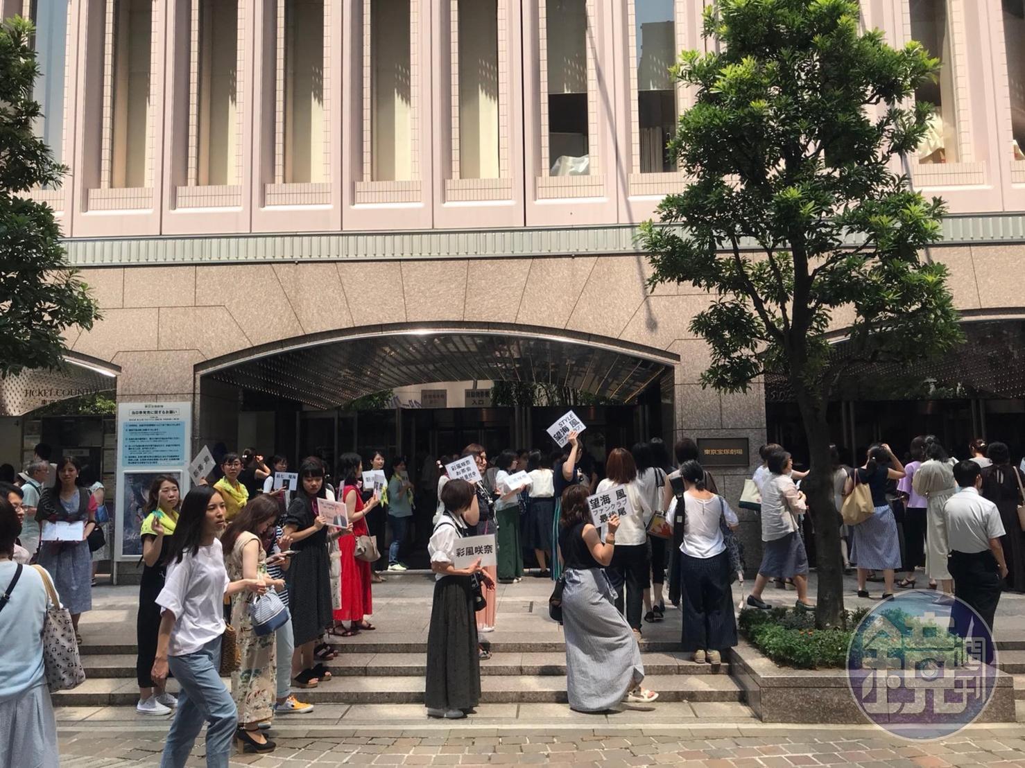 走路3分鐘可以抵達鄰近有樂町,這裡有「日本百老匯」之稱,假日擠滿來看表演的民眾,文藝氣息濃厚。