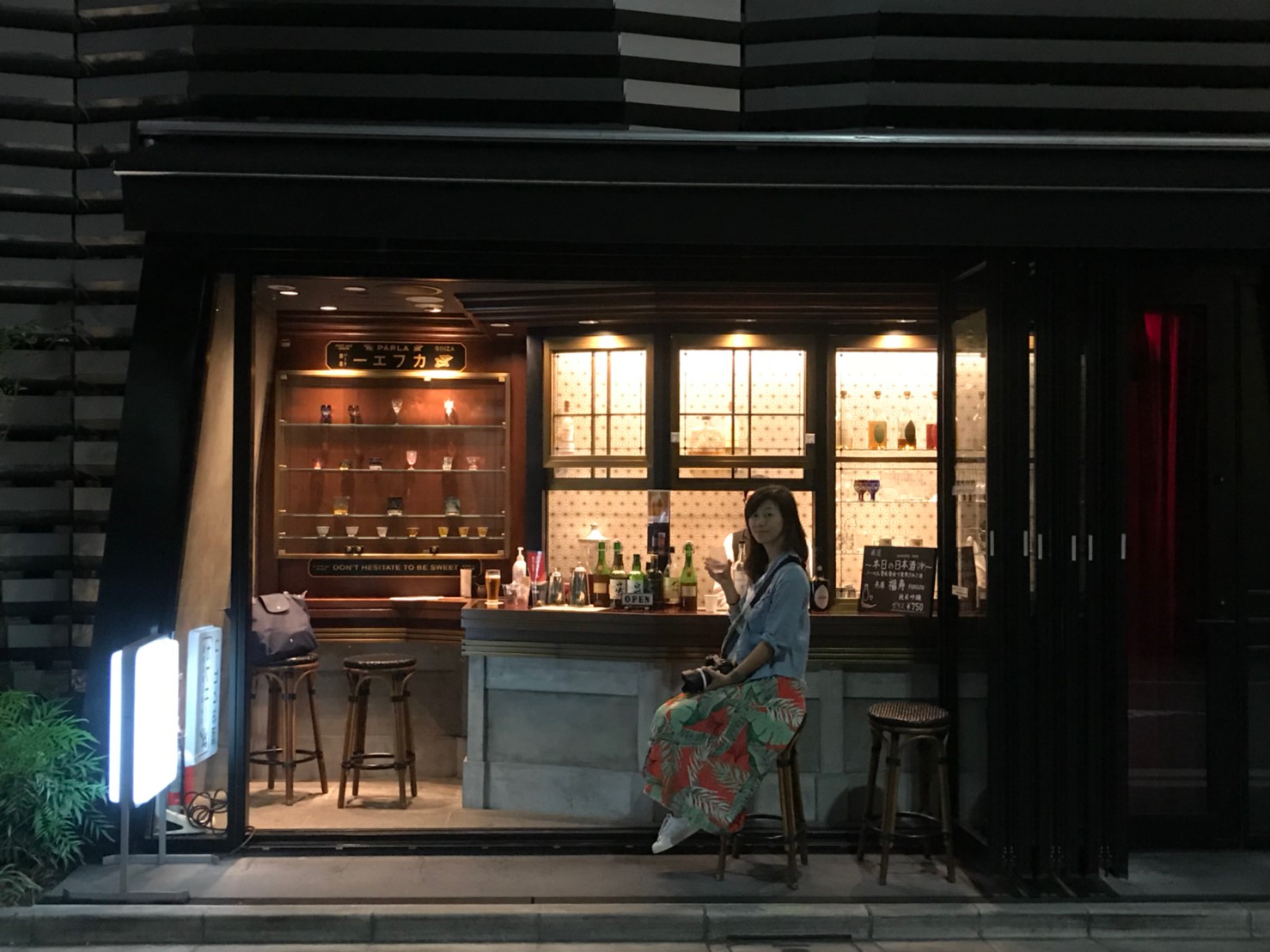 帝國飯店散步10分鐘即可抵達「銀座」，夜晚的銀座有路邊酒吧，空間雖小但風格獨特，很容易停下來拍一波美圖。