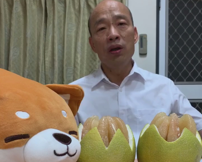 韓國瑜昨日中秋節開直播時，忍不住狠嗆罷韓一事根本是政治運作、政治算計，他更揚言將在罷免書上自己簽字。（翻攝自韓國瑜臉書）