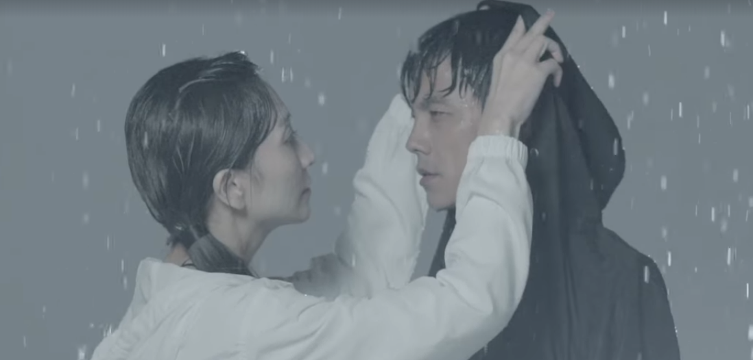 阿翔與老婆Grace合體拍風衣代言影片，內容貼合當初Grace「撐傘」原諒意境。（翻攝自浩角翔起官方粉絲頁）