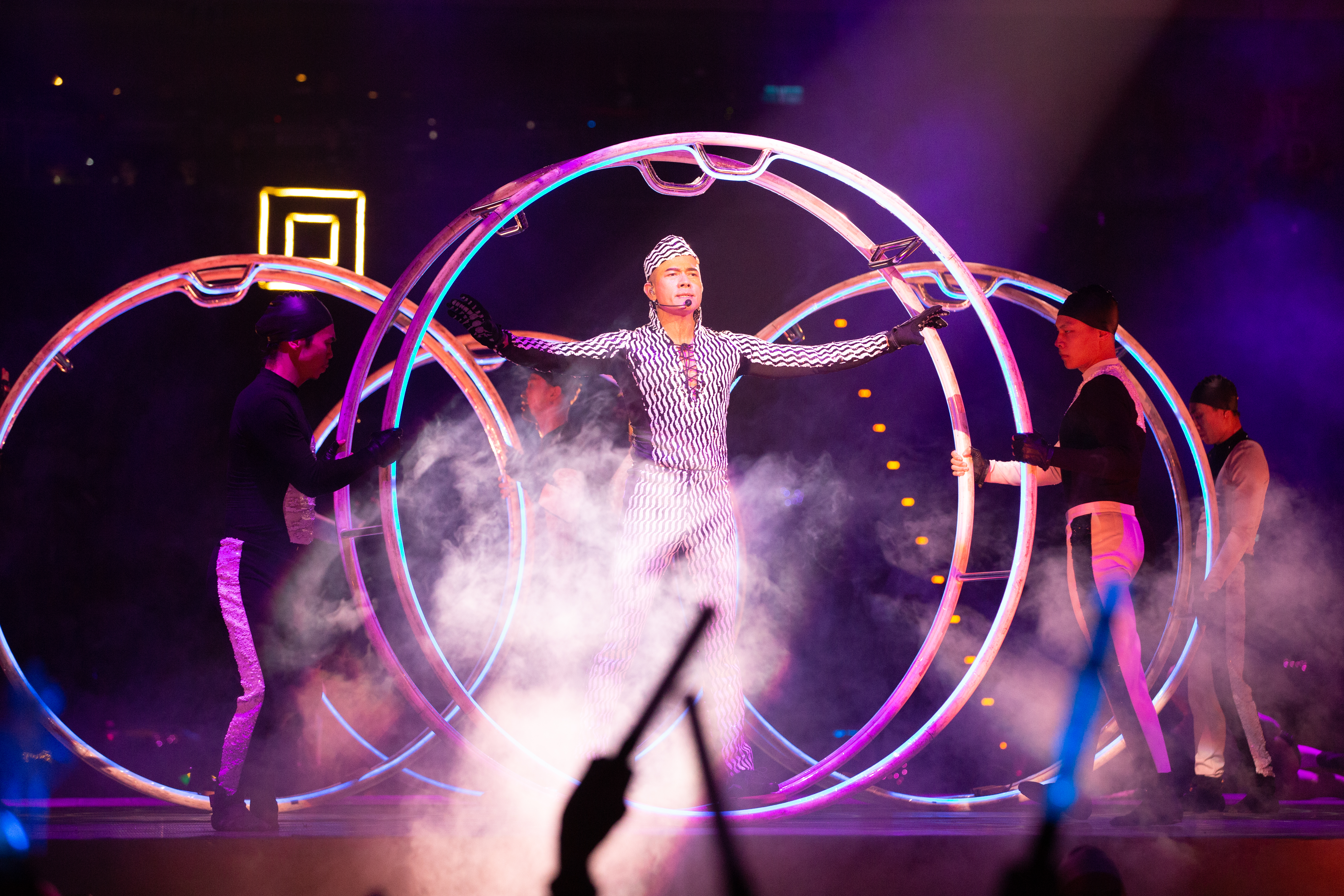 郭富城換上剪裁貼身的線條裝，展現無贅肉的結實身材，搭配演唱歌曲，與舞者一起表演滾鐵環的特技。