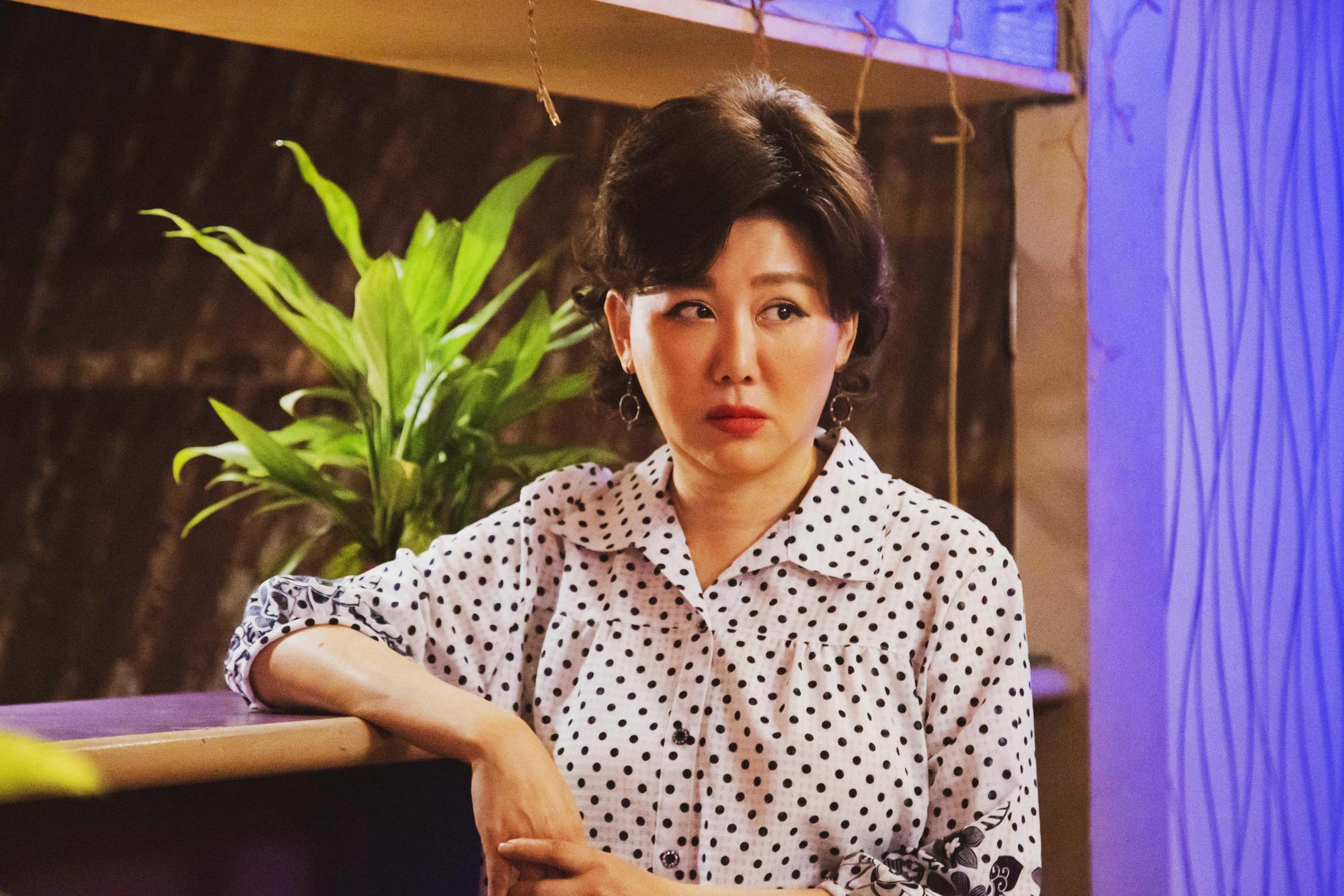 藍心湄在《苦力》客串飾演個性海派的茶室老闆娘。（公視提供）