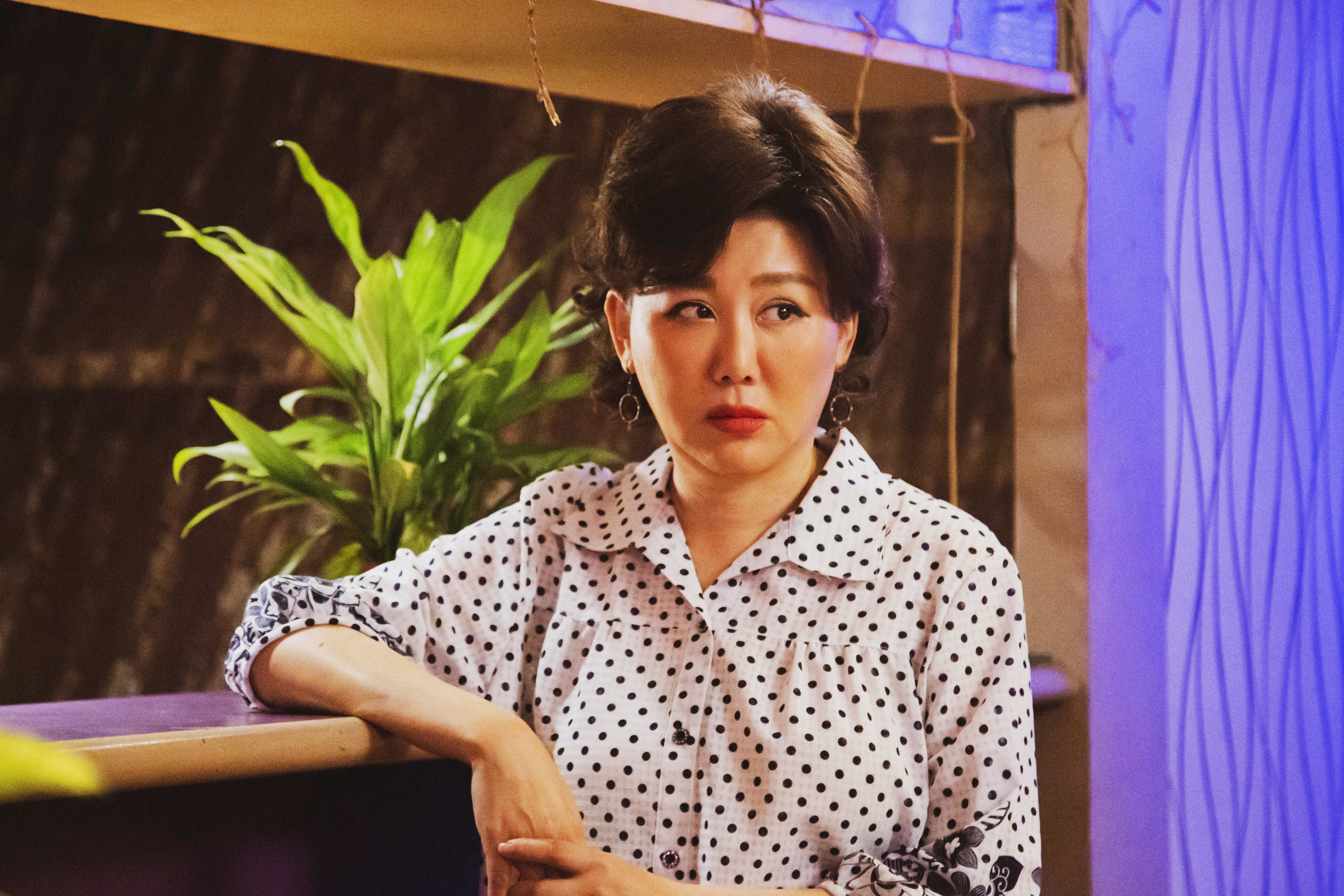 藍心湄在《苦力》客串飾演個性海派的茶室老闆娘。（公視提供）