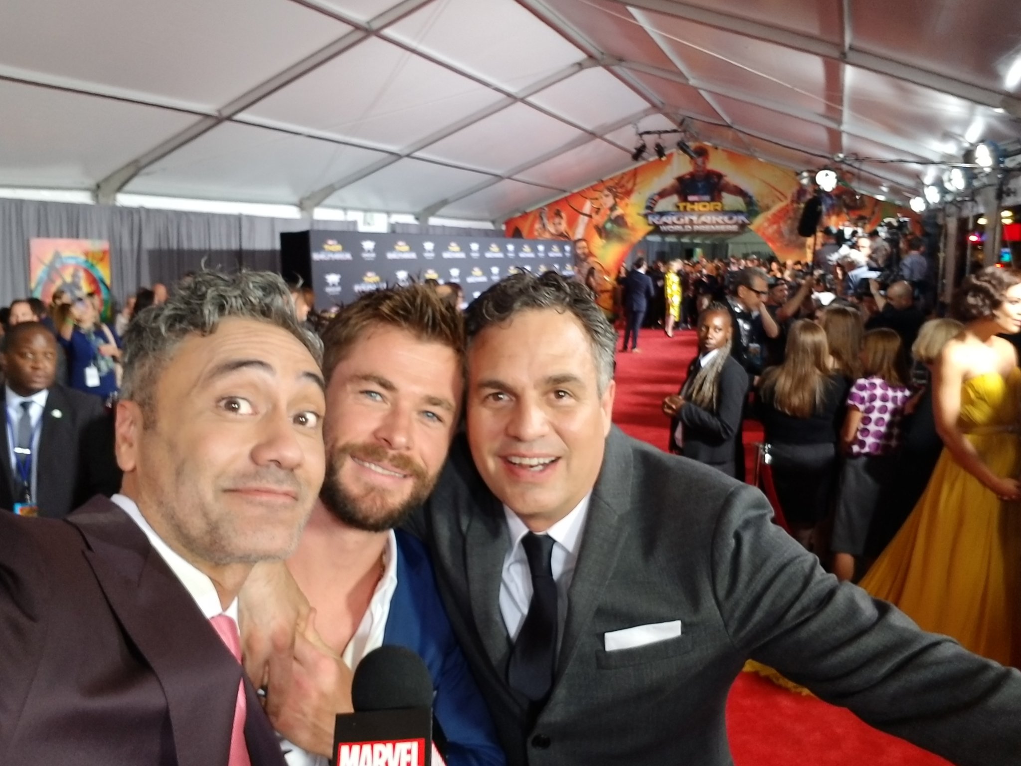 確定將會與克里斯漢斯沃（左2）在《雷神索爾4》再度合作的導演塔伊加維迪提（左1）會以演員身分出現在新版《自殺突擊隊》。（塔伊加維迪提推特）