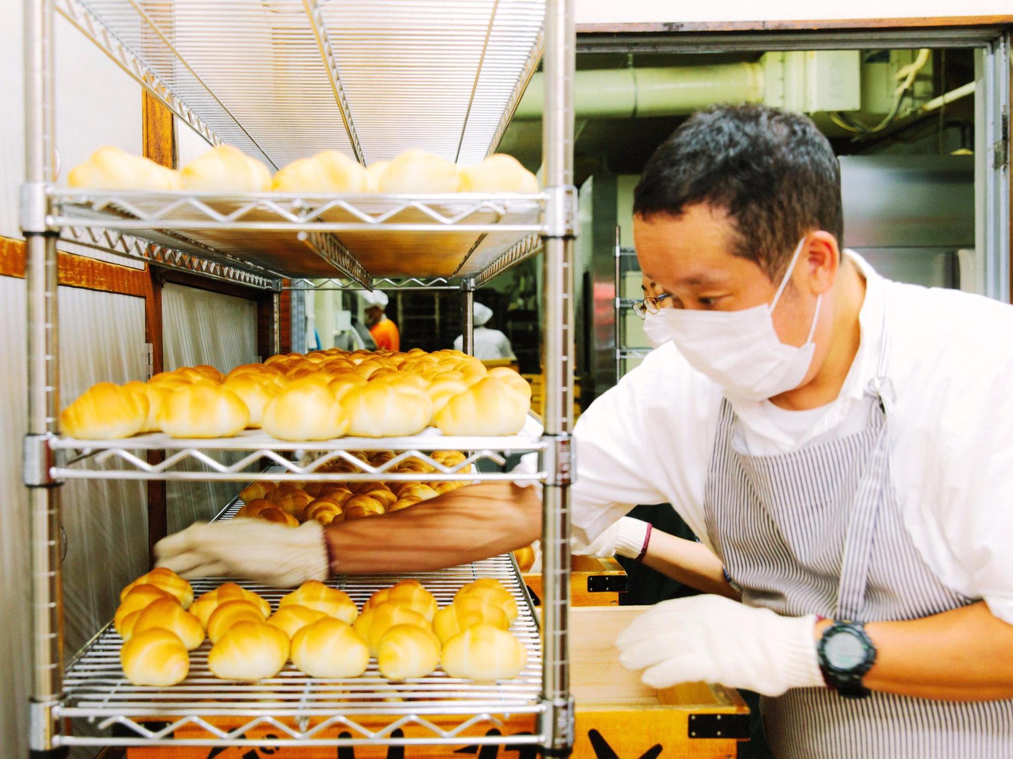 「鵜鶘麵包店」創立已77年，是東京的名店，麵包彈性又Q軟，日本人與觀光客都為之著迷。（海鵬提供）