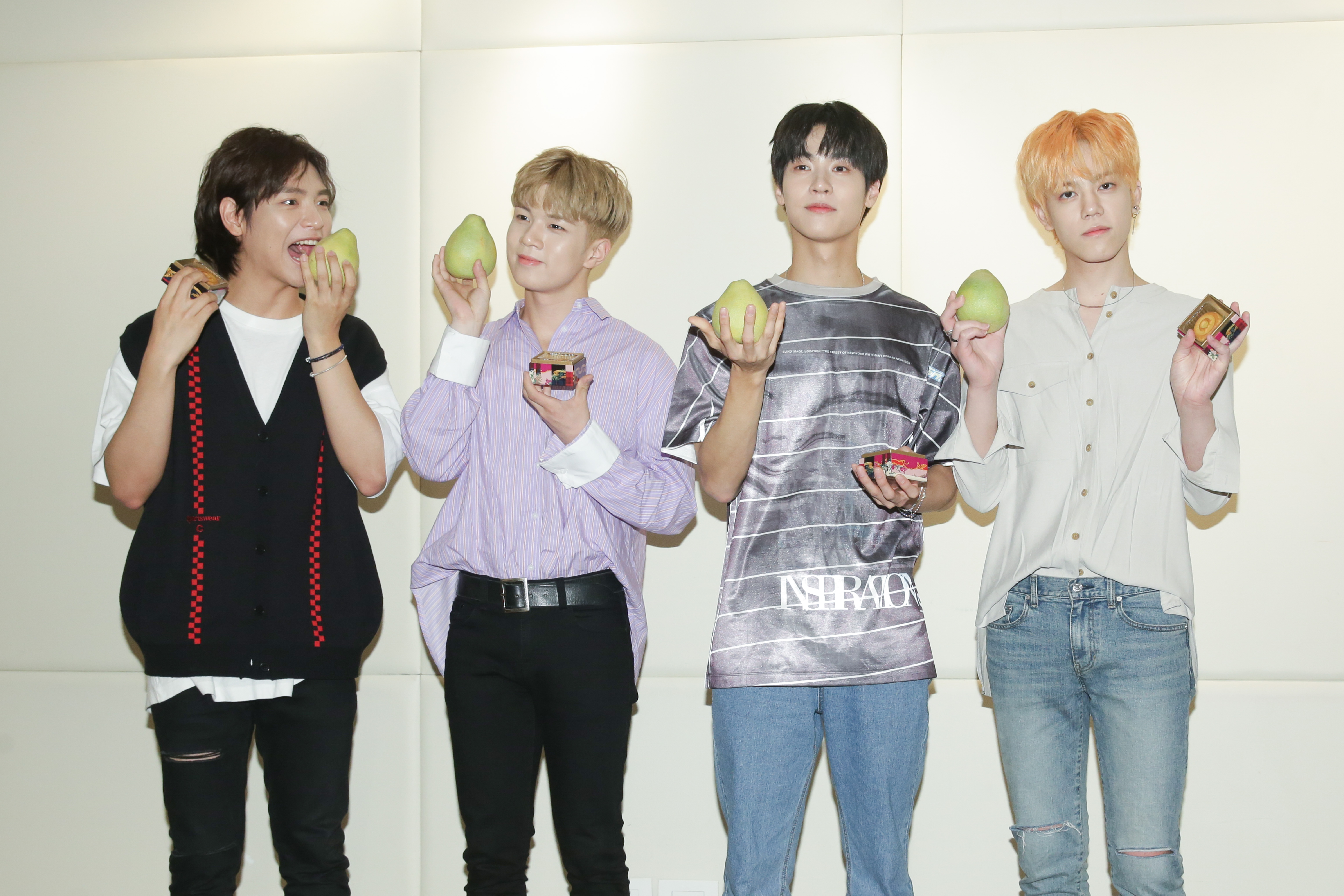 N.Flying對柚子的大小很感興趣,隊長李承協(右2)問要怎麼打開來吃。