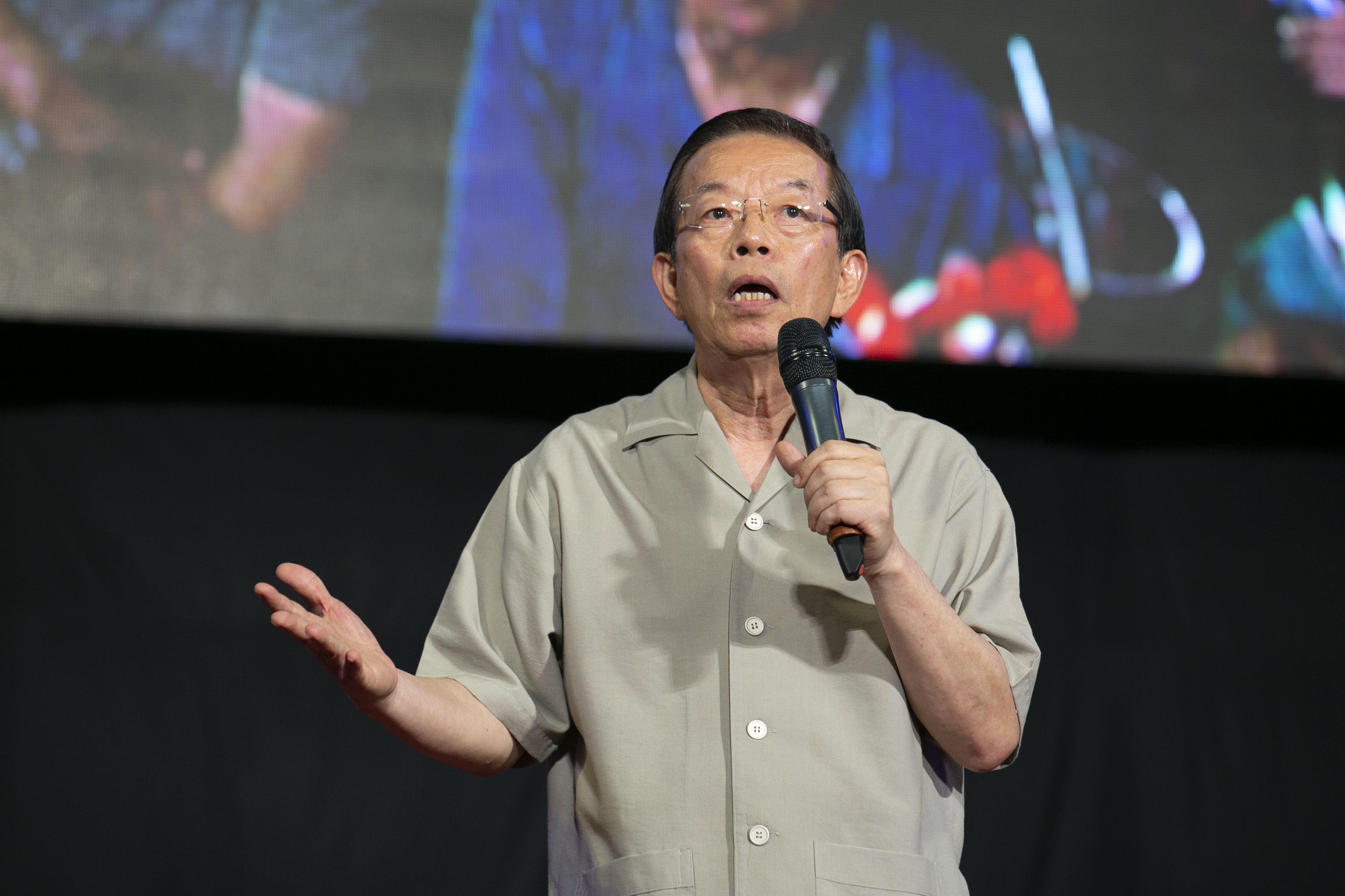 謝長廷指出，曾於5月底去大阪拜訪大阪府知事和大阪市市長，晚上就是在大阪市過夜。