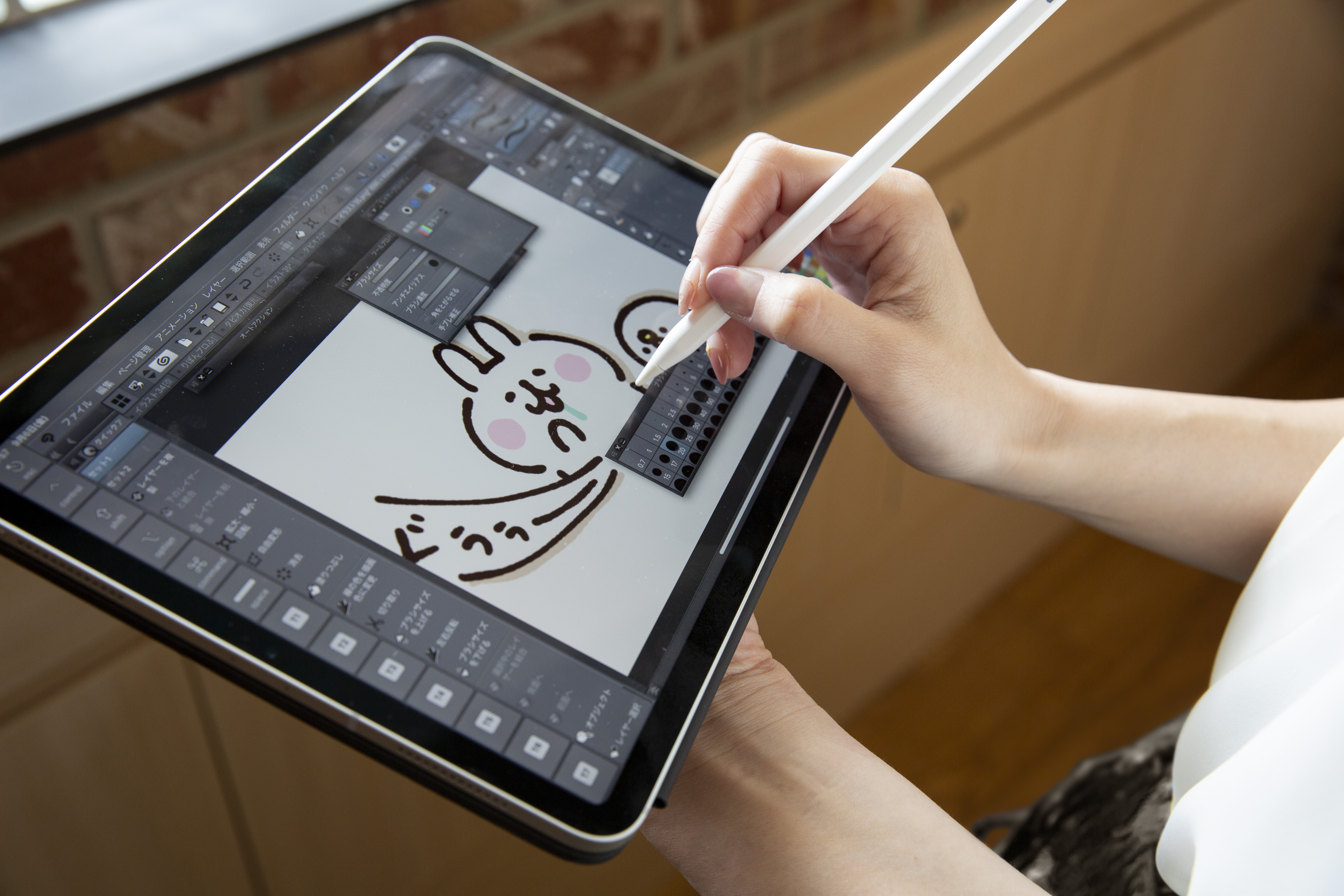 卡娜赫拉習慣在平板電腦上作畫，火紅的粉紅兔兔與Ｐ助也是在此完成。