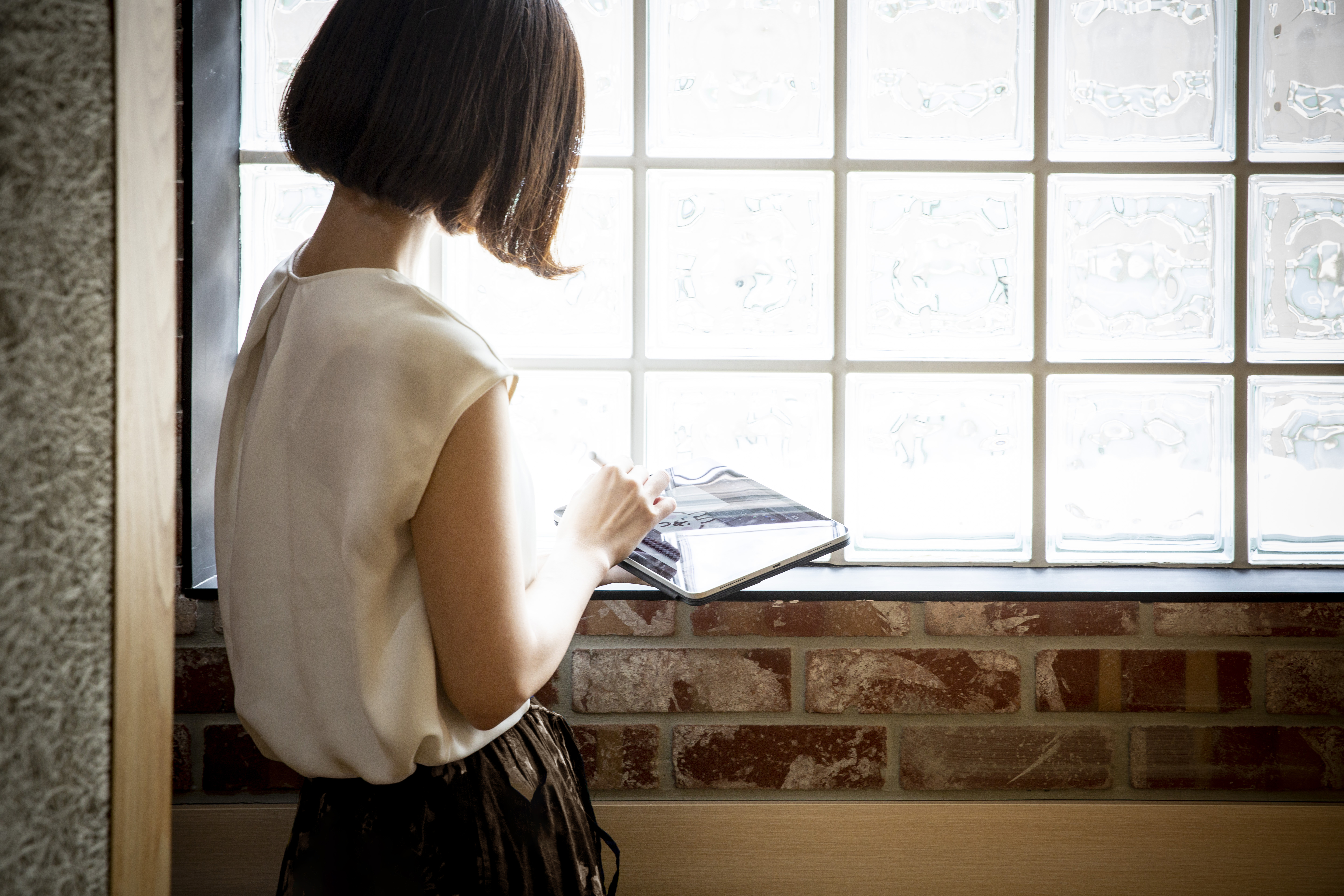 34歲的卡娜赫拉有三個孩子，一家人住在日本愛媛縣的一棟古民宅。