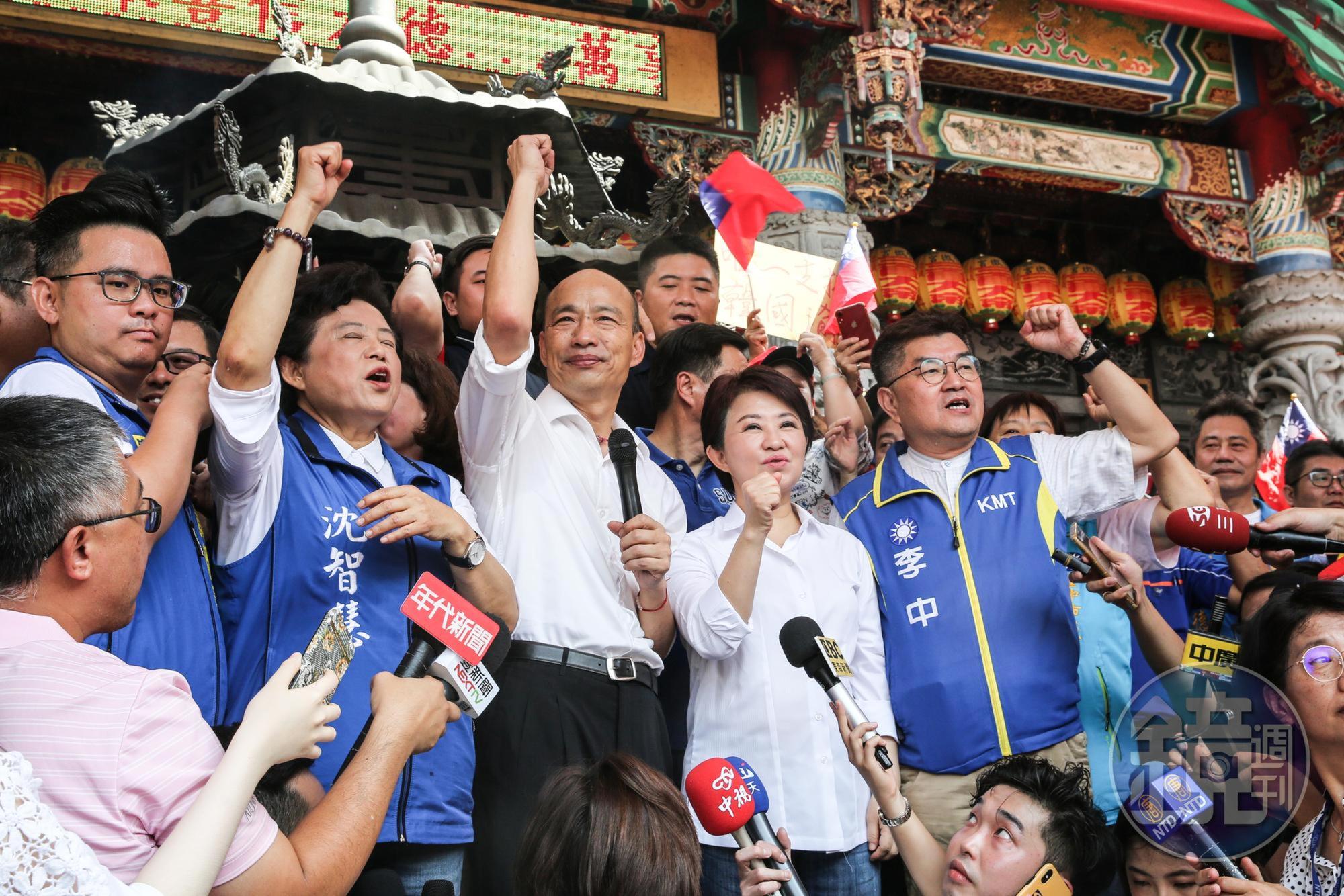 韓國瑜前往台中市跑行程，台中市長盧秀燕也前來作陪，於北屯區紫微宮、北區明德宮兩間宮廟上演「禿燕合體」。