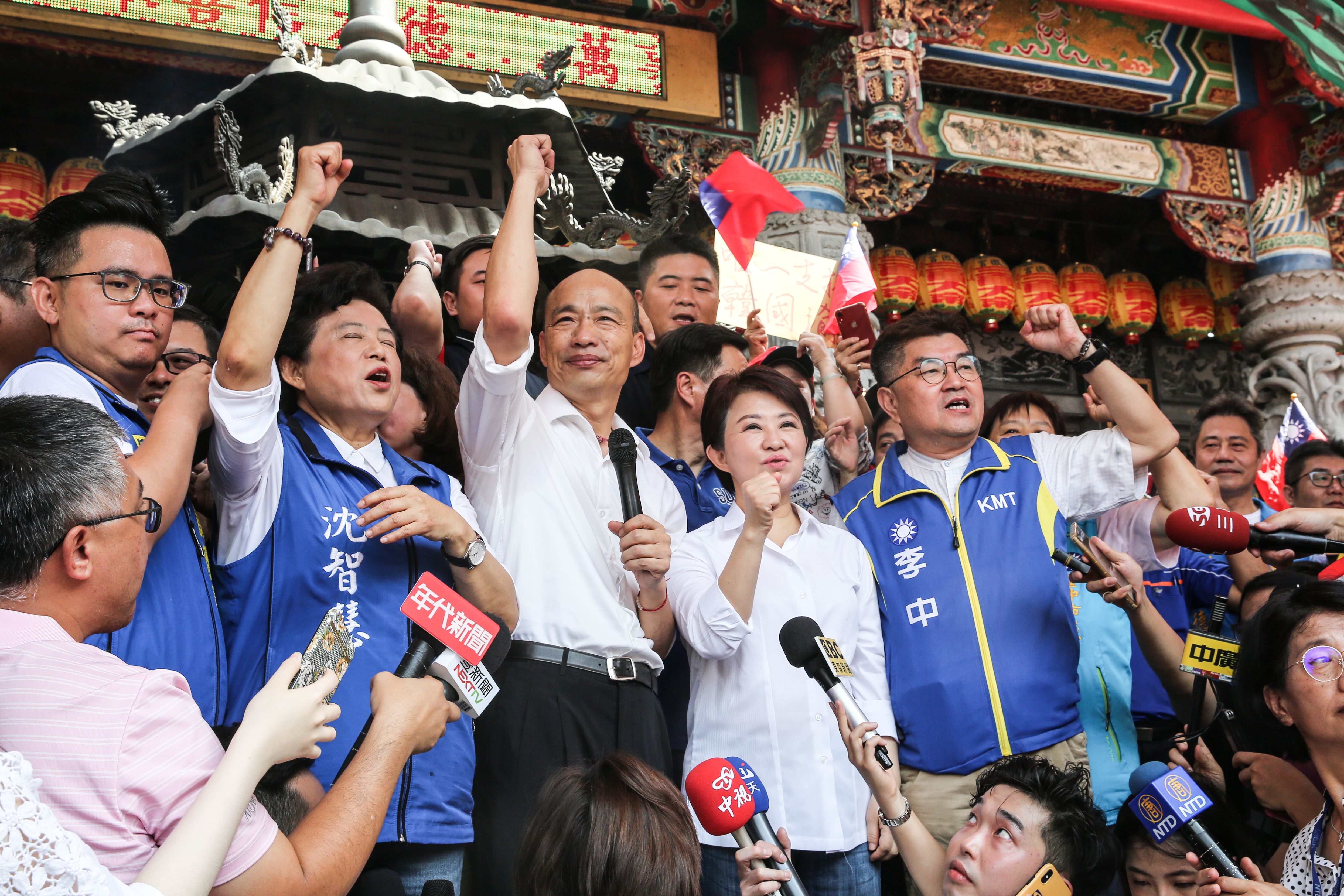 韓國瑜前往台中市跑行程,台中市長盧秀燕也前來作陪,於北屯區紫微宮、北區明德宮兩間宮廟上演「禿燕合體」。