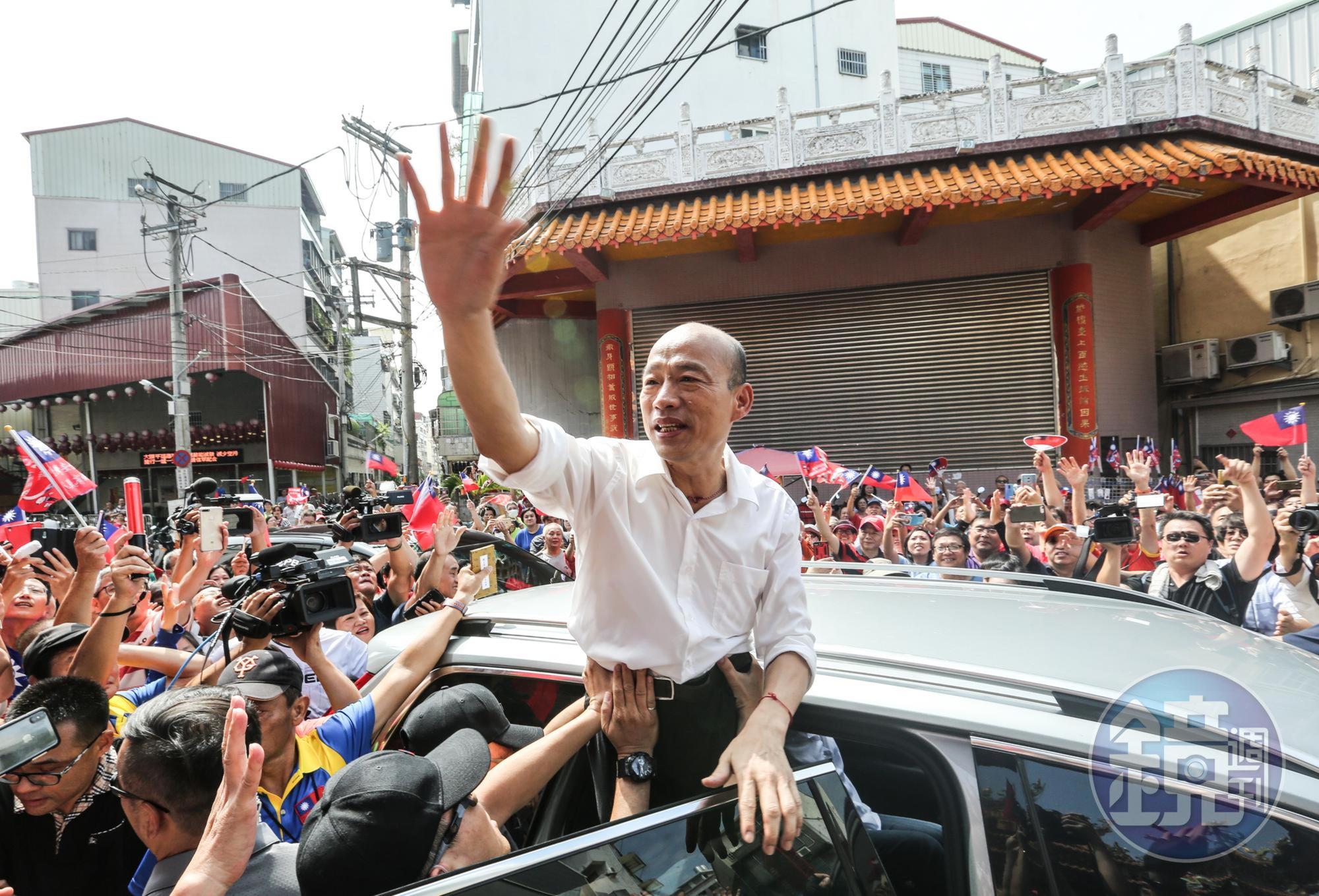 國民黨總統候選人韓國瑜昨（14日）旋風拜訪台中市21間宮廟。