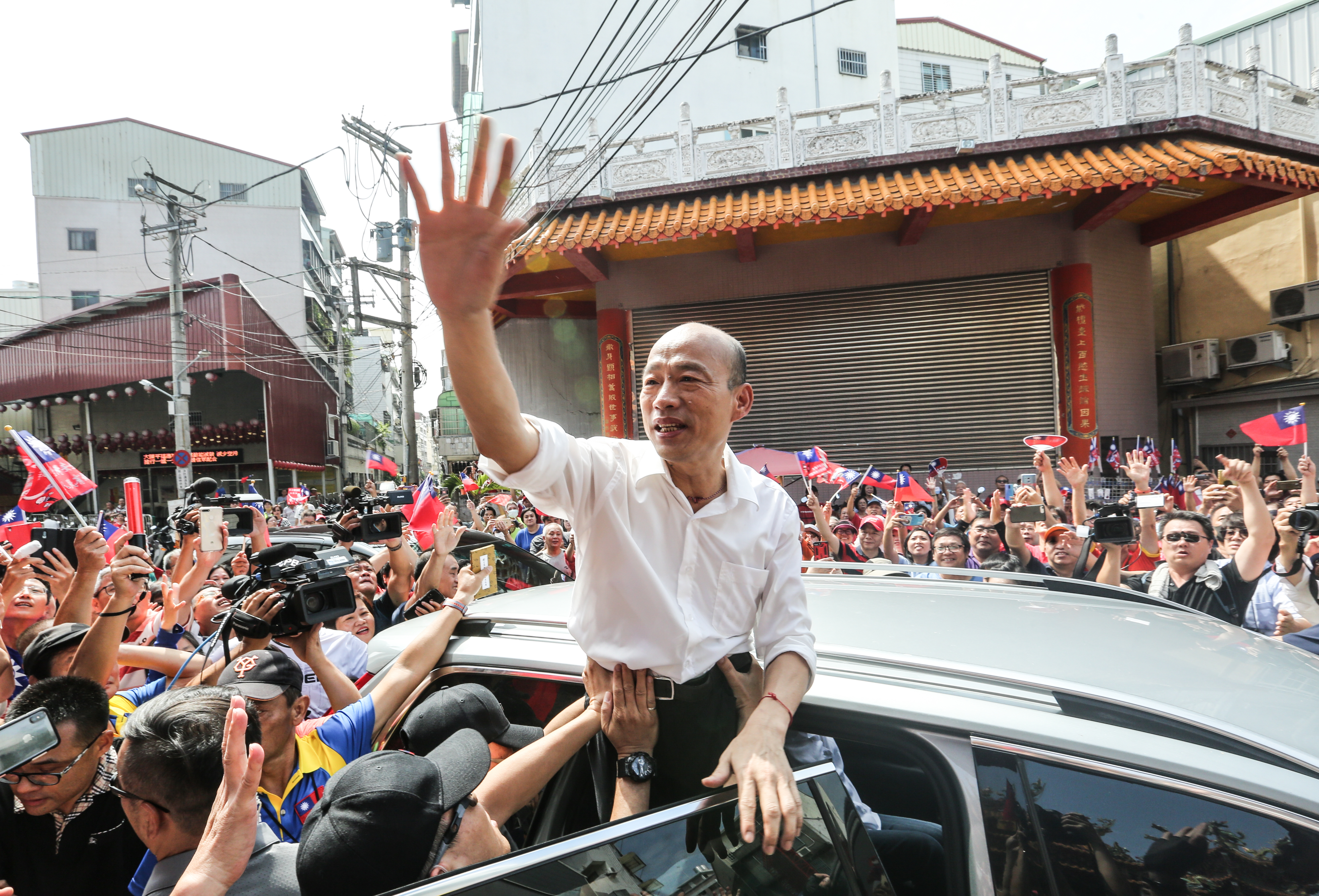 國民黨總統候選人韓國瑜昨（14日）旋風拜訪台中市21間宮廟。
