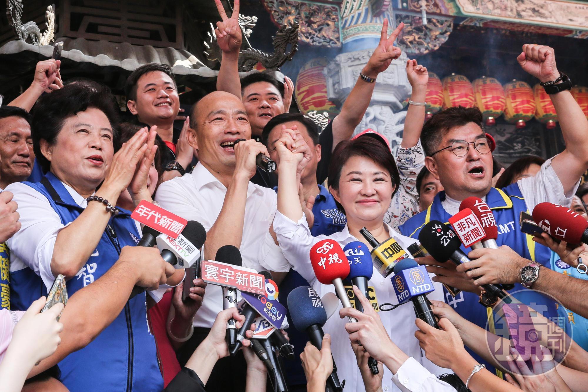 韓國瑜前往台中市跑行程，台中市長盧秀燕也前來作陪，於北屯區紫微宮、北區明德宮兩間宮廟上演「禿燕合體」。