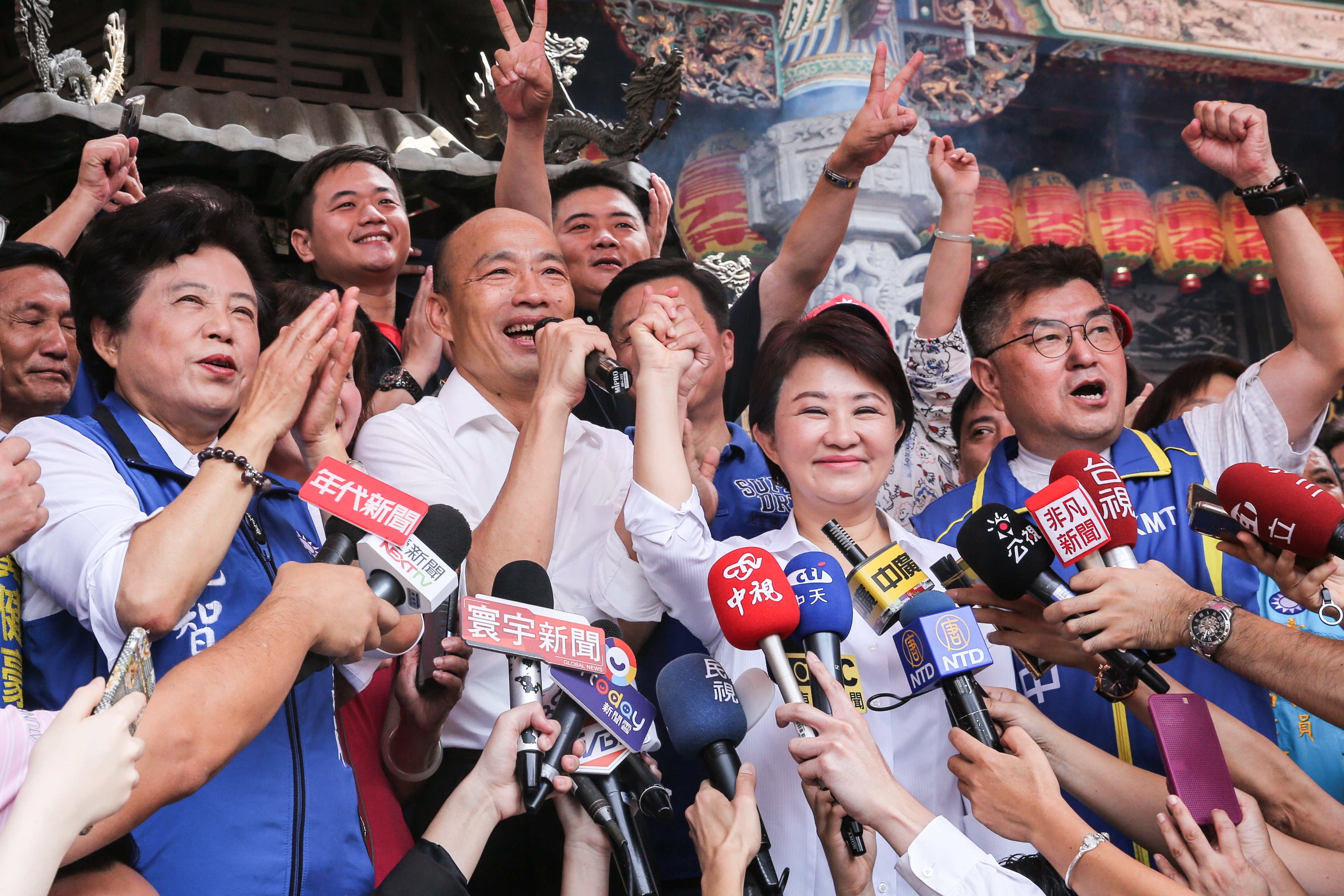 韓國瑜前往台中市跑行程,台中市長盧秀燕也前來作陪,於北屯區紫微宮、北區明德宮兩間宮廟上演「禿燕合體」。