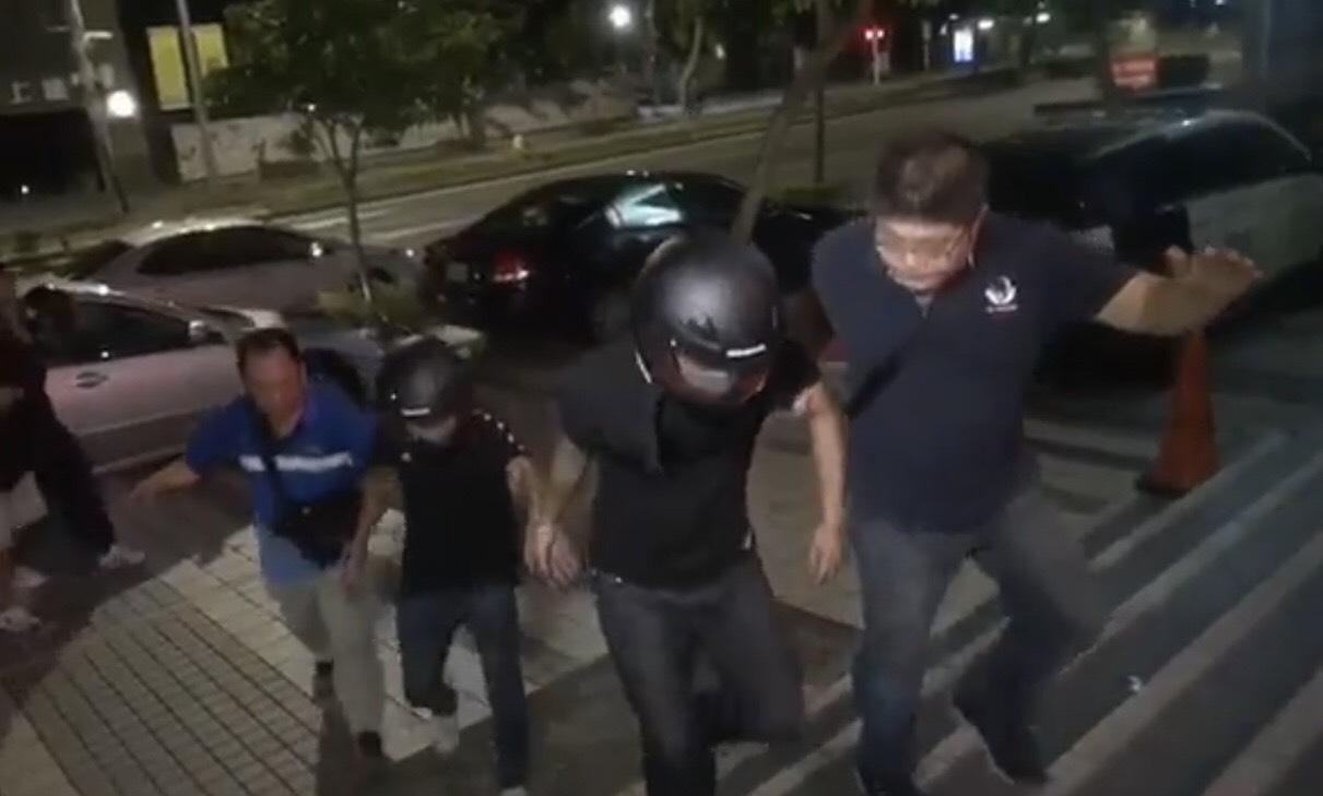 警方將嫌犯帶回警局偵辦,訊後將依照恐嚇取財、妨害自由送辦。(翻攝畫面)