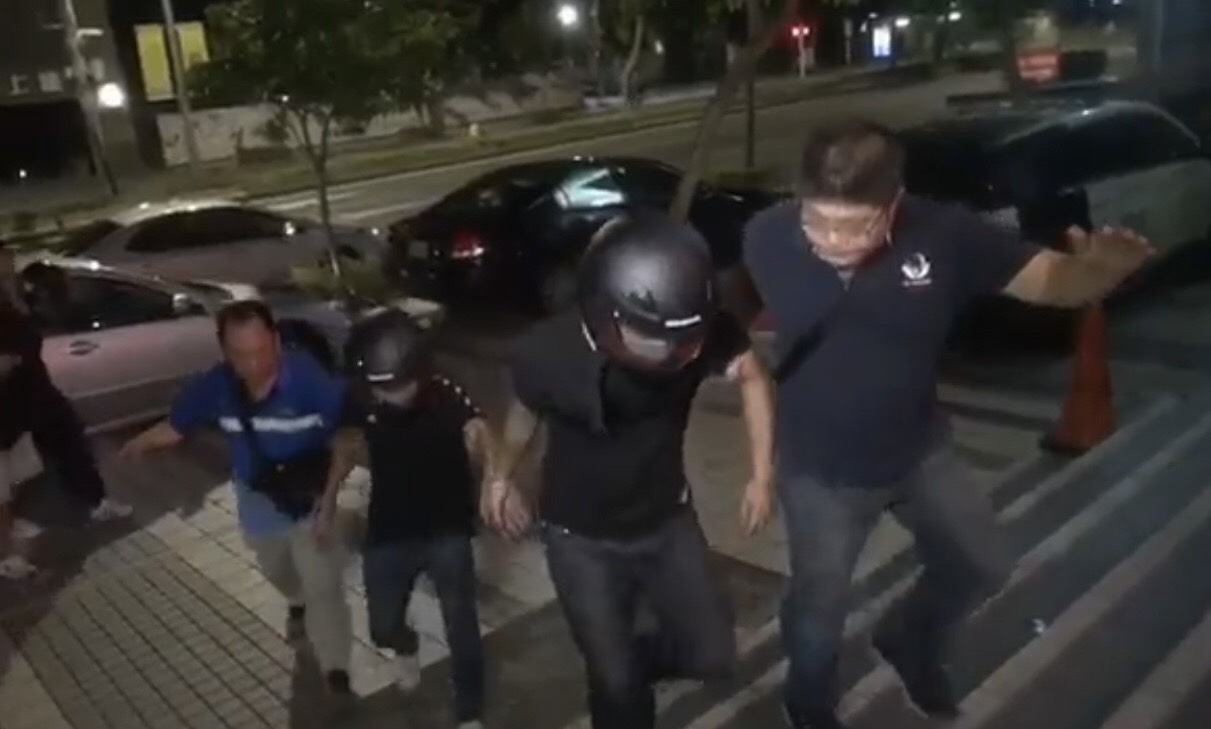 警方將嫌犯帶回警局偵辦，訊後將依照恐嚇取財、妨害自由送辦。（翻攝畫面）