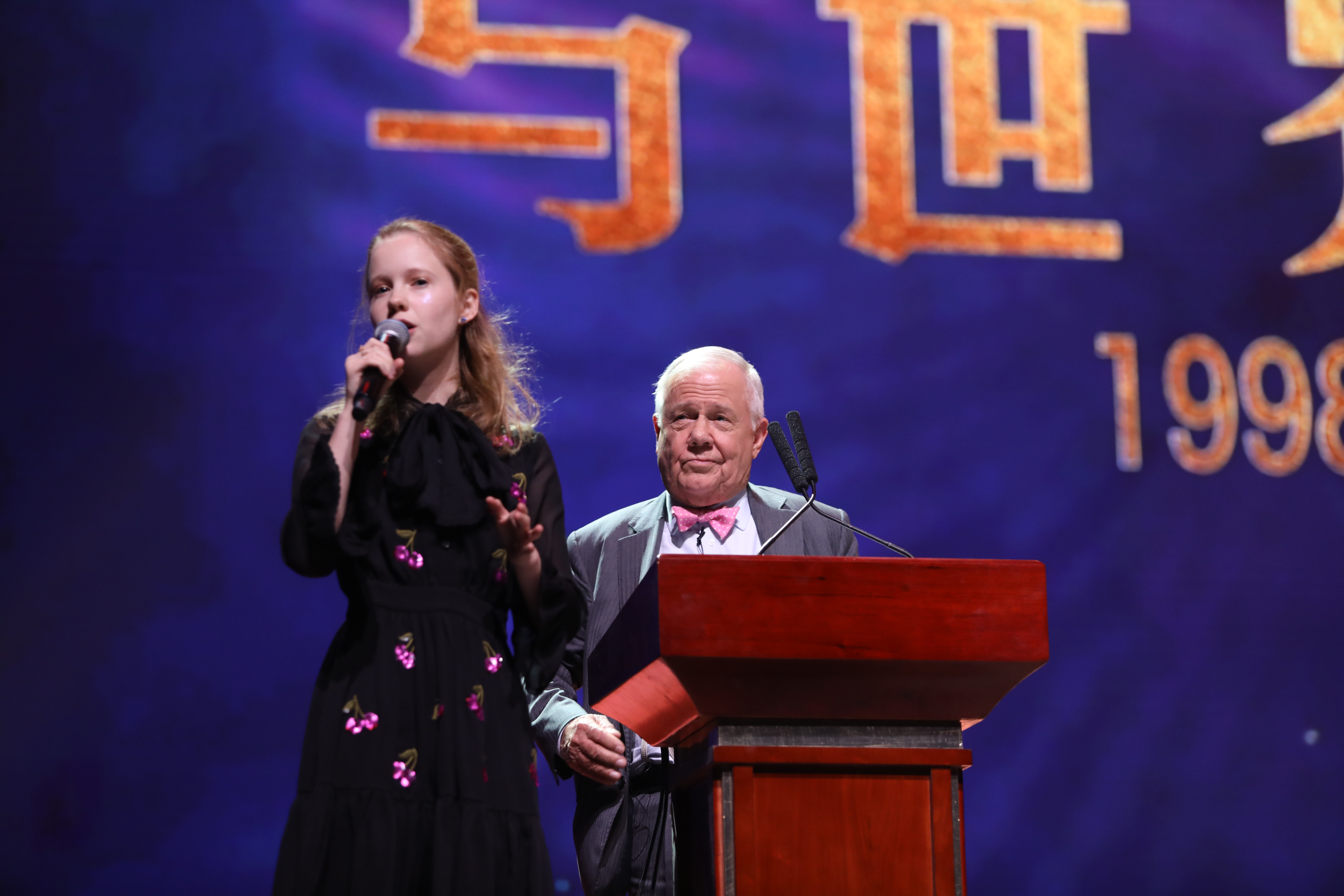 吉姆羅傑斯帶著大女兒出席北京活動,女兒在台上以流利的中文替他即席口譯。(東方IC)