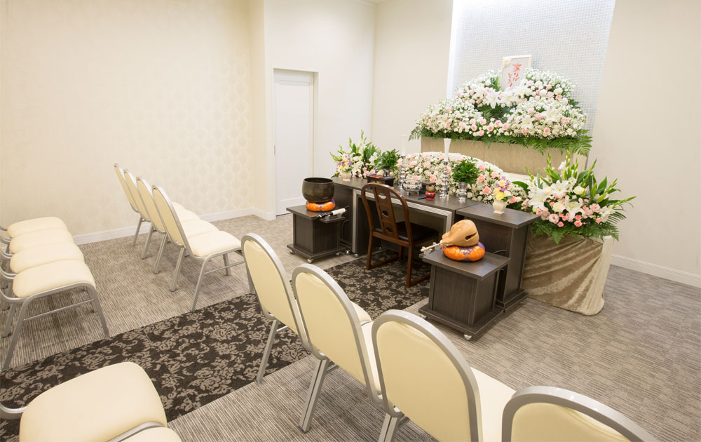 超商改裝的葬儀會館，從大廳、遺體安置室到休息室，一應俱全，專攻小規模的家族葬。（取自よりそうのお葬式網站）
