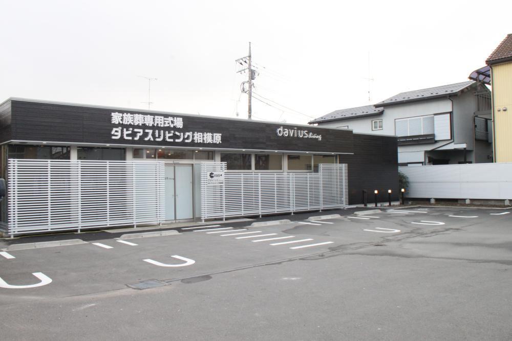 超商的店面坪數、地點甚至是附有停車位等條件,意外跟家族葬的需求吻合,讓日本越來越多殯葬業者,選擇改裝超商物件投資。(取自davius living官網)