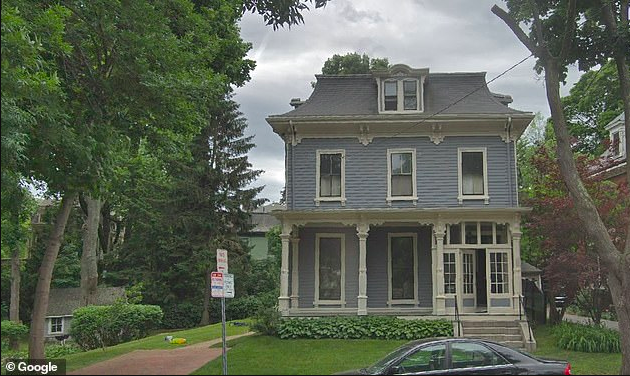 海伊教授位於劍橋市郊區的豪宅，價值估達上億台幣。（Google地圖）