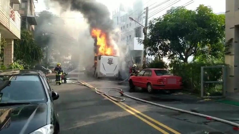 一輛露營車停在台中大里瑞城二街路旁，昨天傍晚突然起火燃燒，火勢、濃煙竄天嚇壞附近民眾。（翻攝畫面）