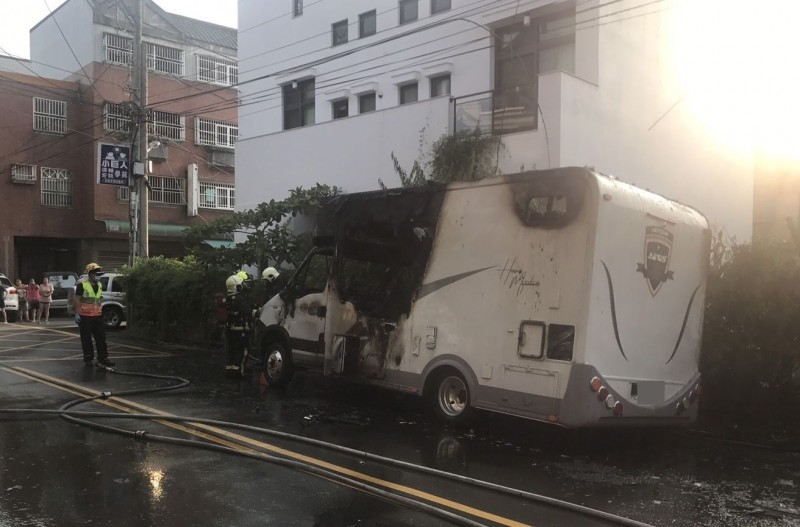 露營車起火燃燒，消防人員撲滅火勢時，整輛車幾乎全燒毀。（翻攝畫面）